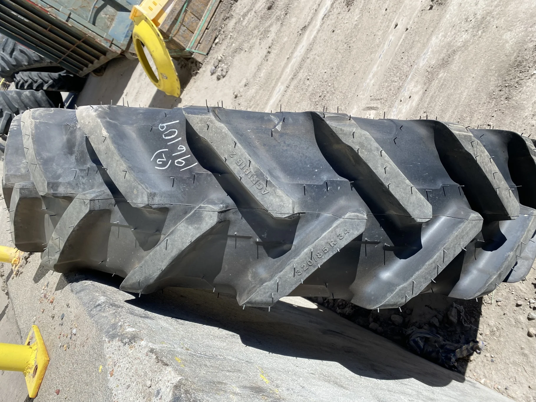 Take-Off 320/85R34 (12.4R34) 133A8/133B Michelin AgriBib 2 R-1W TL On 10 x 34 12B NH White Wheel image 3