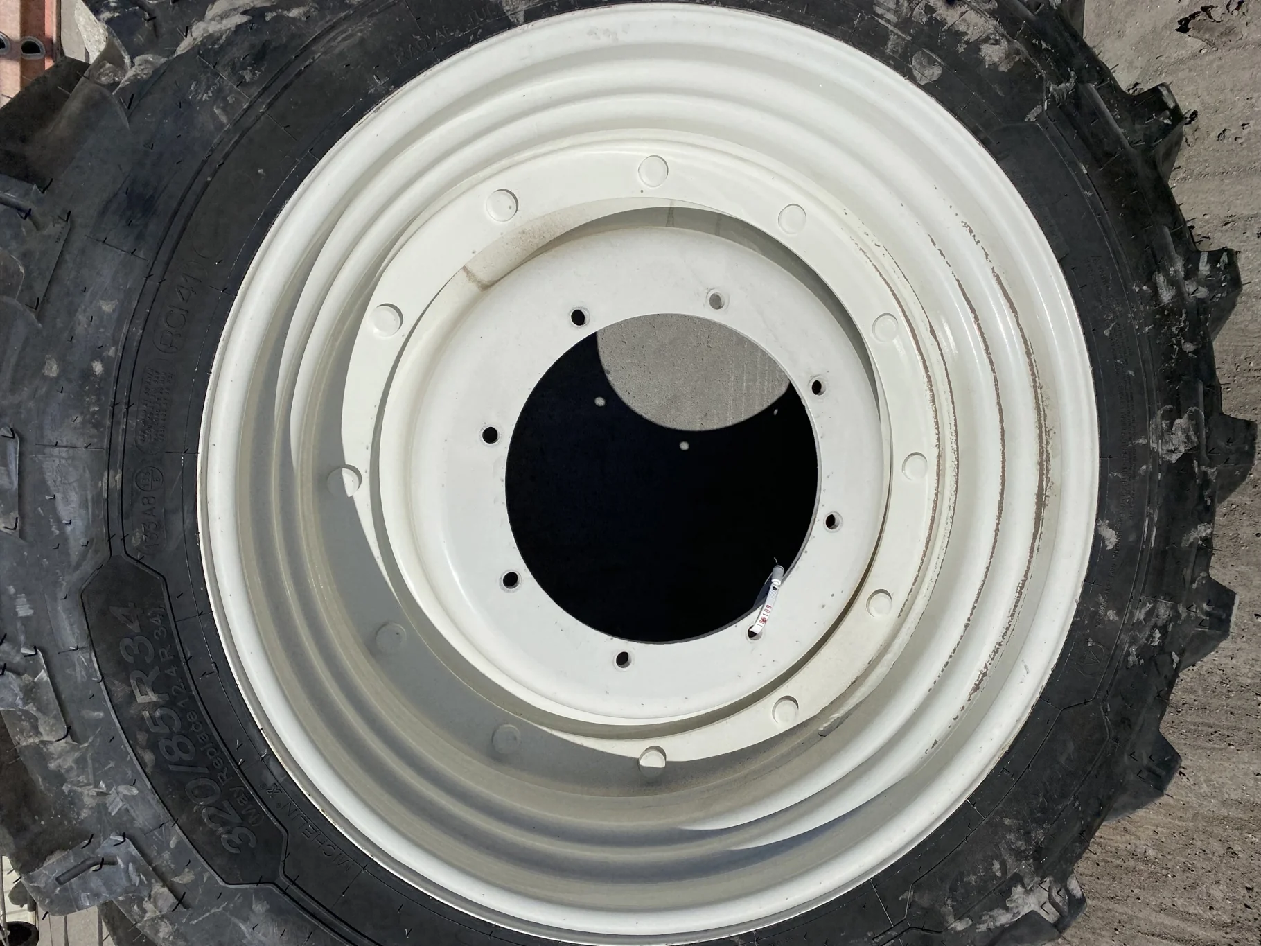 Take-Off 320/85R34 (12.4R34) 133A8/133B Michelin AgriBib 2 R-1W TL On 10 x 34 12B NH White Wheel image 5