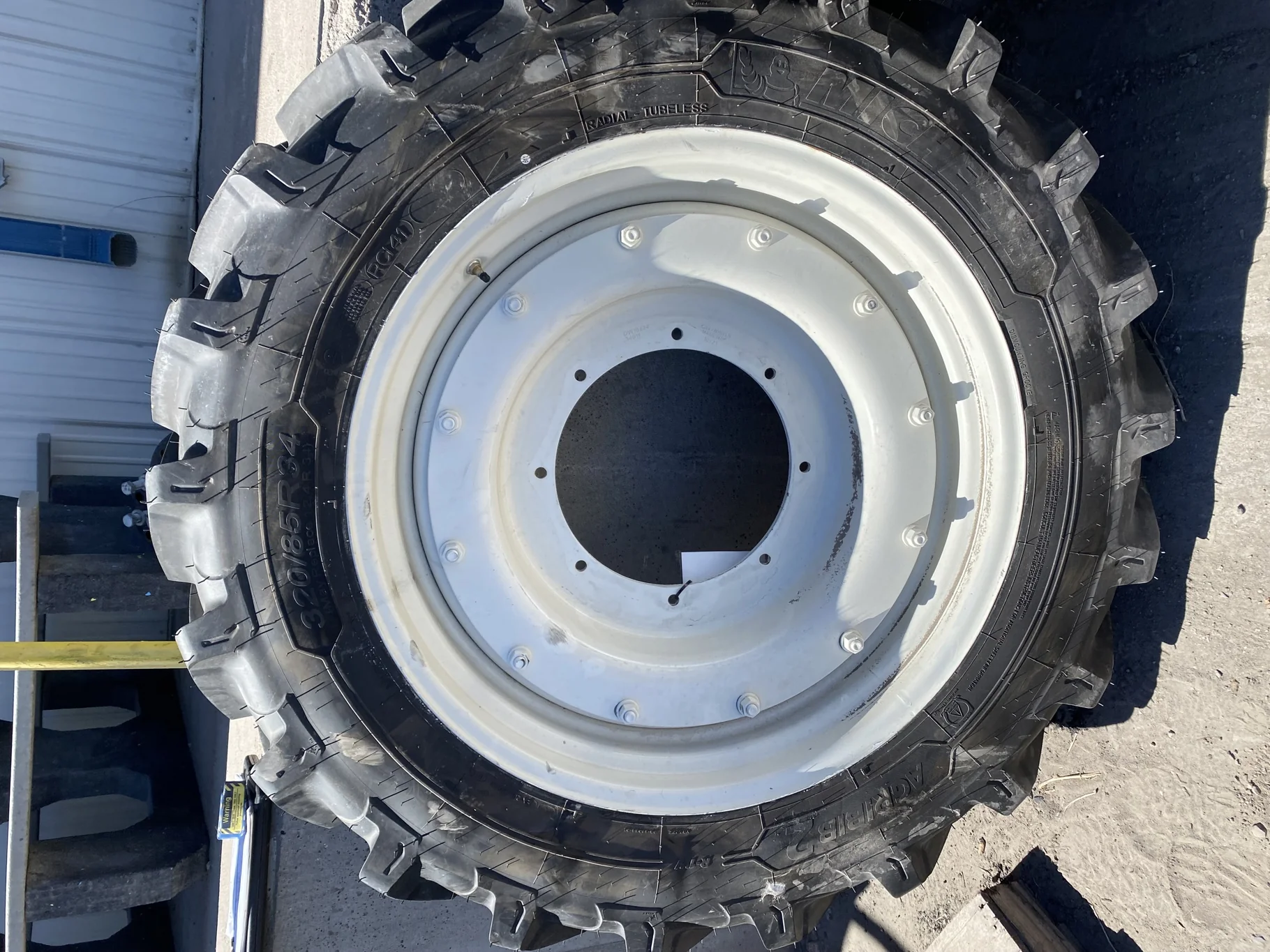 Take-Off 320/85R34 Michelin AgriBib 2 R1W 133A8/B on 10 X 34 NH White 12 bolt w/ 8 bolt disc