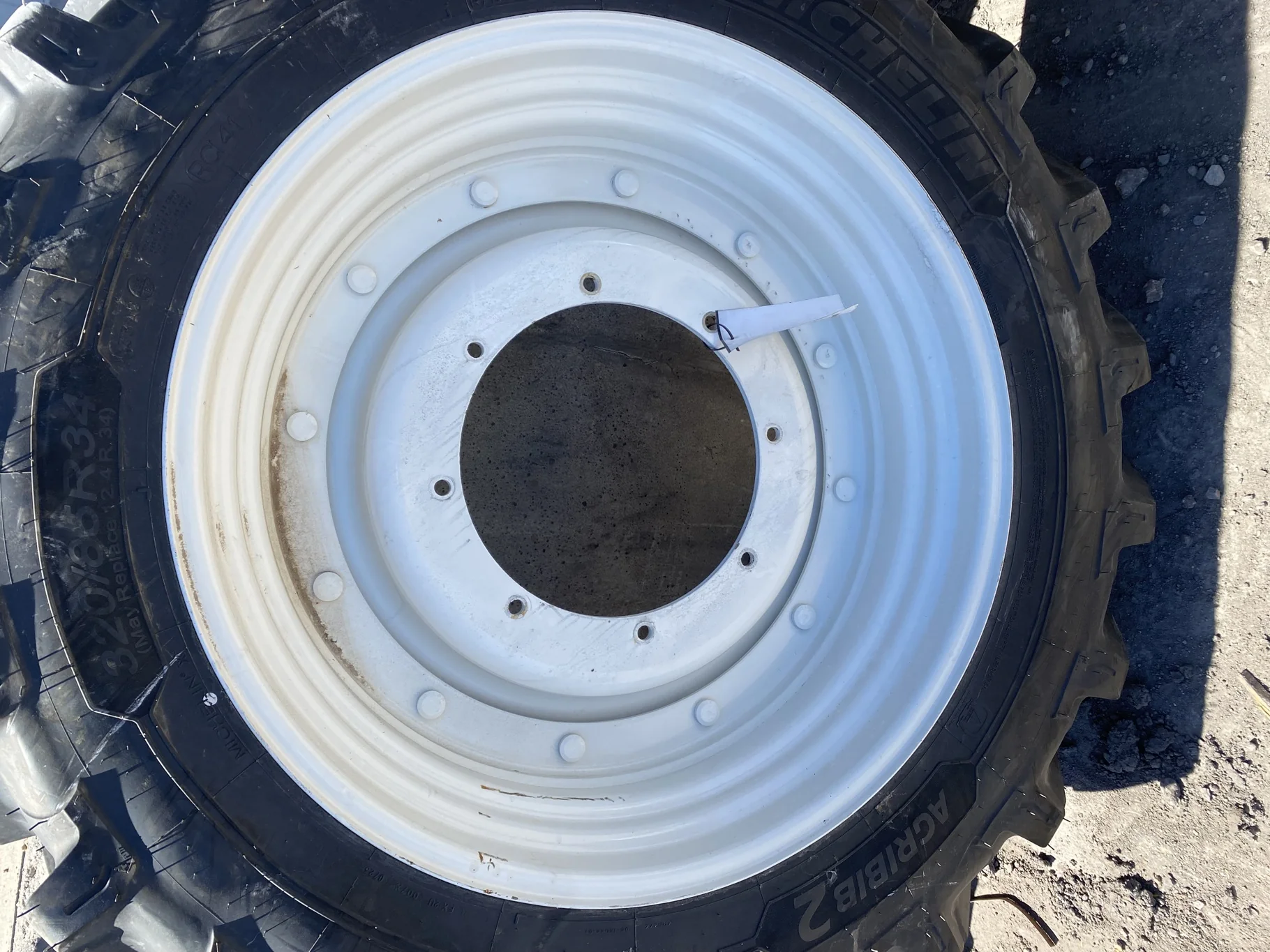 Take-Off 320/85R34 Michelin AgriBib 2 R1W 133A8/B on 10 X 34 NH White 12 bolt w/ 8 bolt disc image 10