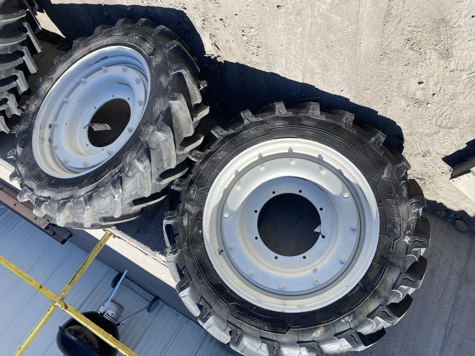 Take-Off 320/85R34 Michelin AgriBib 2 R1W 133A8/B on 10 X 34 NH White 12 bolt w/ 8 bolt disc image 2