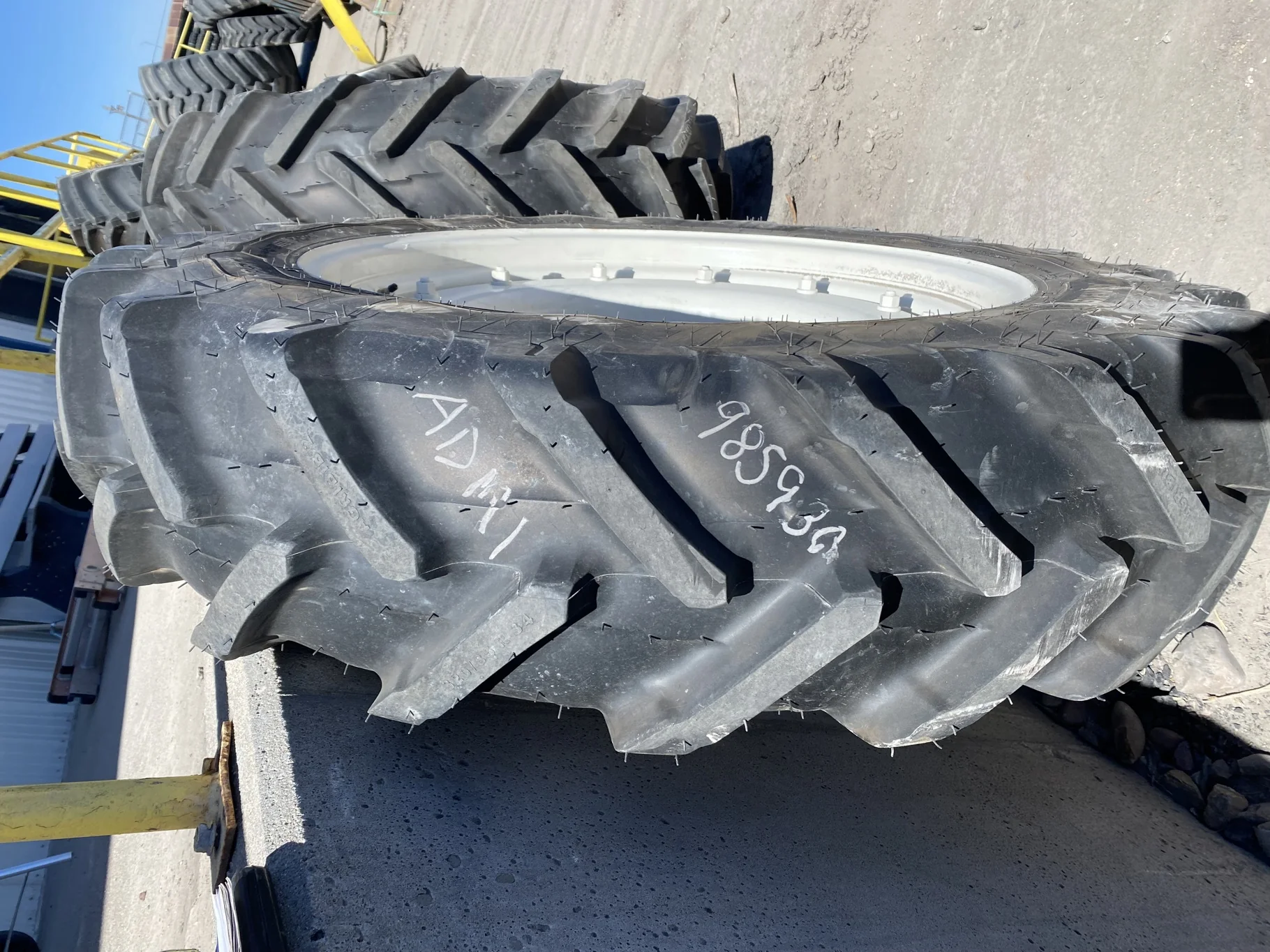 Take-Off 320/85R34 Michelin AgriBib 2 R1W 133A8/B on 10 X 34 NH White 12 bolt w/ 8 bolt disc image 3