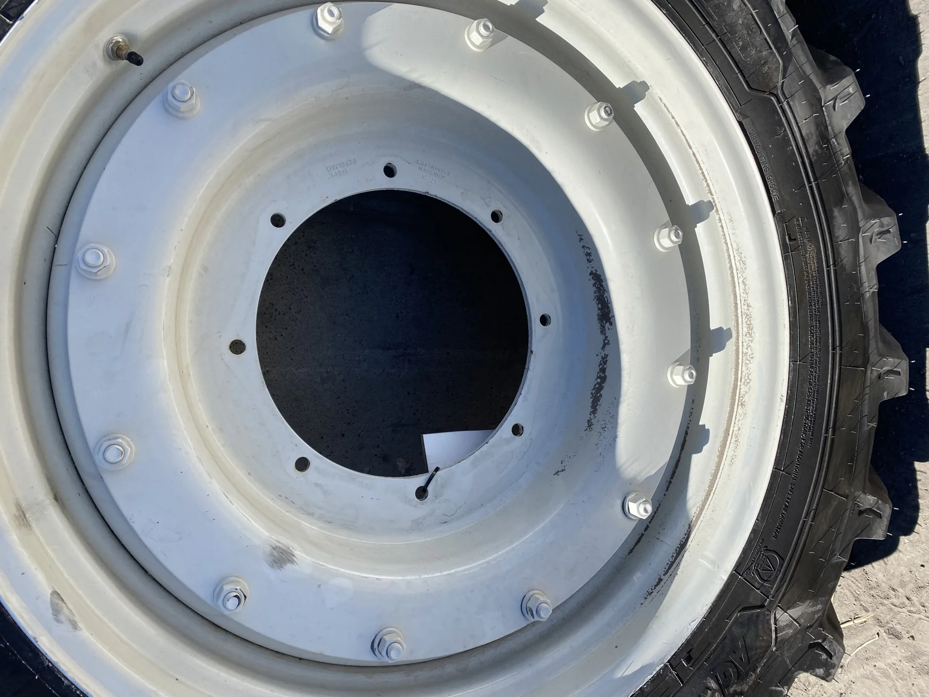 Take-Off 320/85R34 Michelin AgriBib 2 R1W 133A8/B on 10 X 34 NH White 12 bolt w/ 8 bolt disc image 5