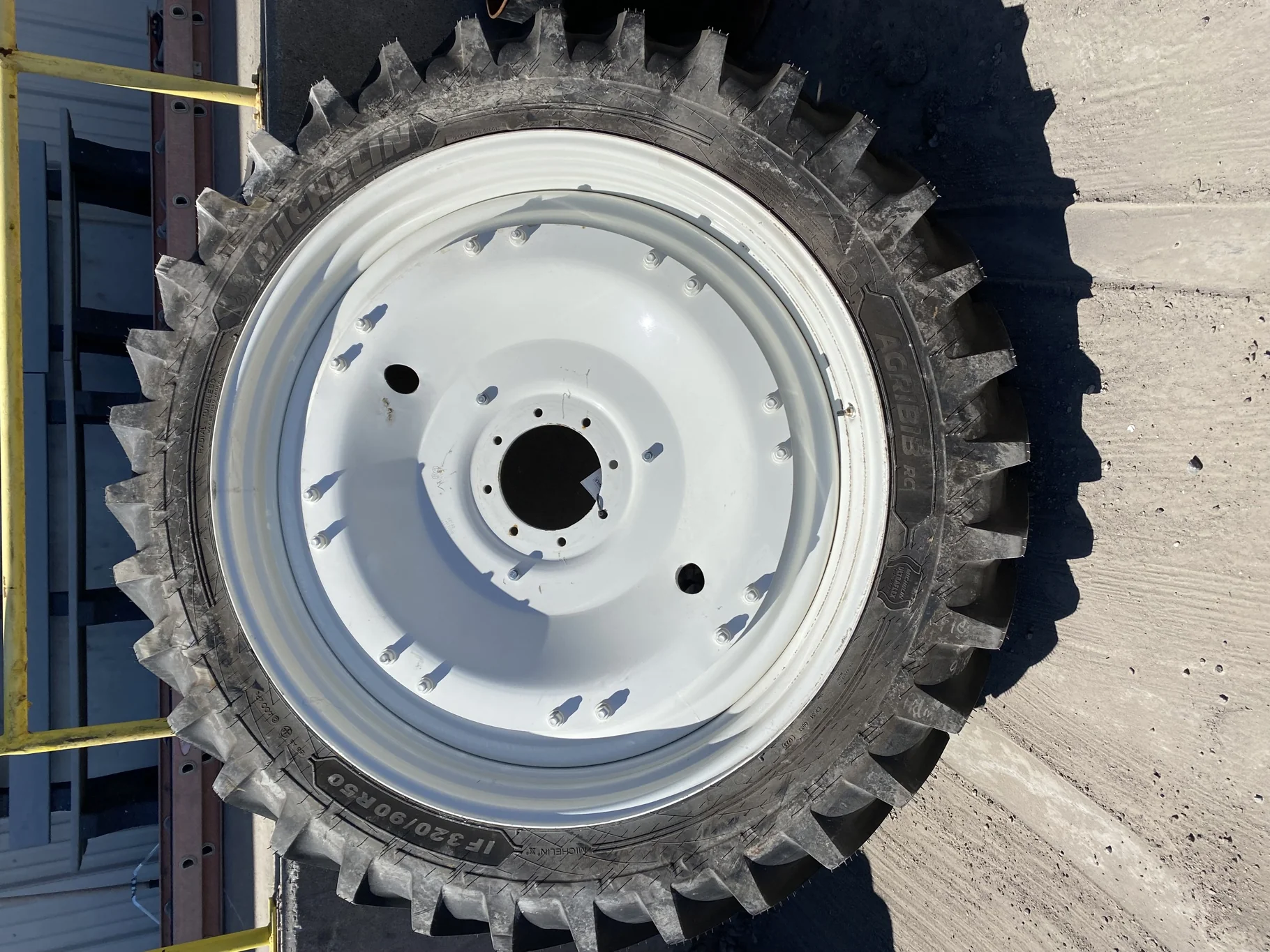 Take-Off IF320/90R50 Michelin AgriBib Row Crop R-1W 153A8  TL on a 10 X 50 NH white 16 bolt wheel