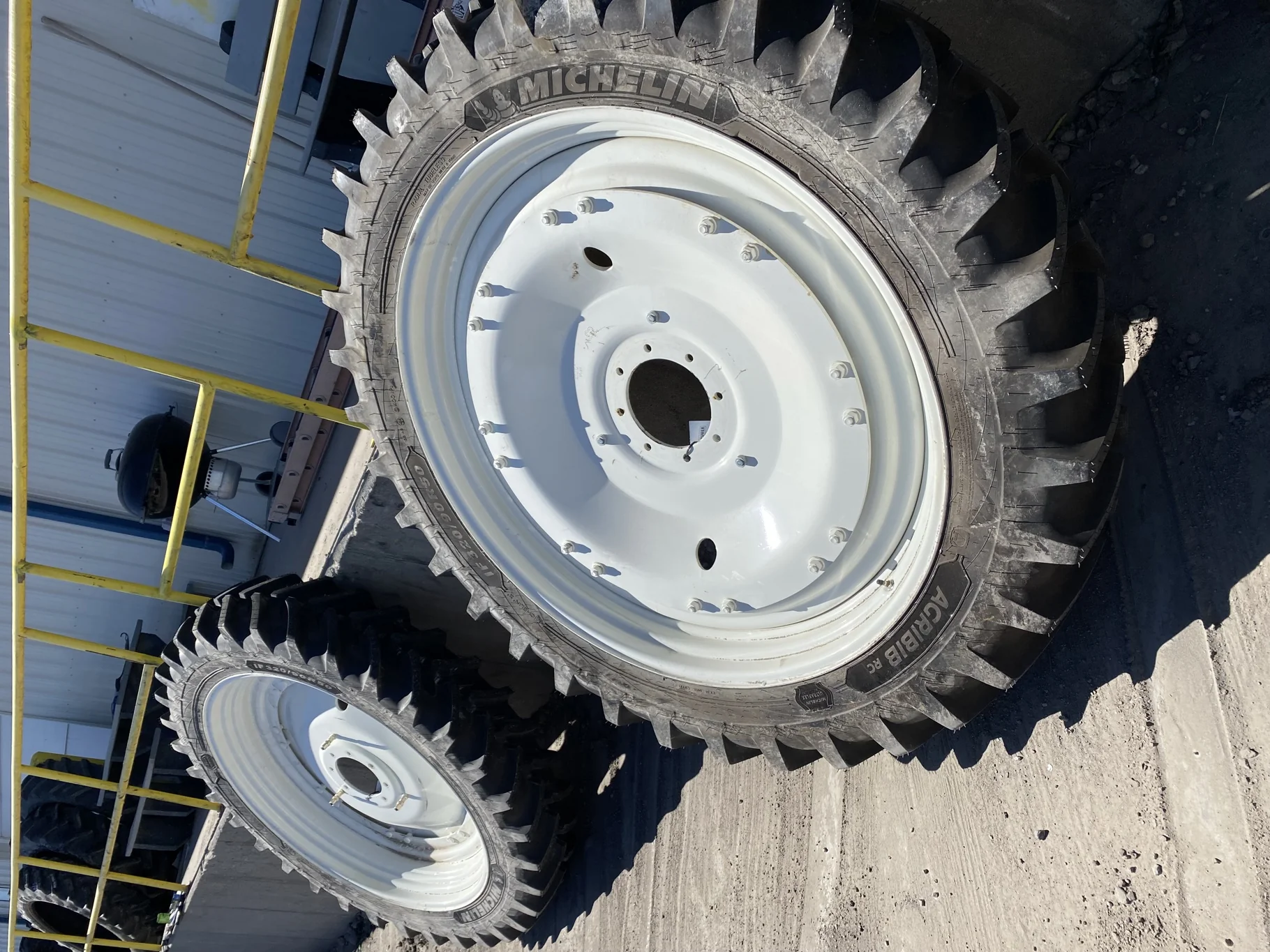 Take-Off IF320/90R50 Michelin AgriBib Row Crop R-1W 153A8  TL on a 10 X 50 NH white 16 bolt wheel image 2