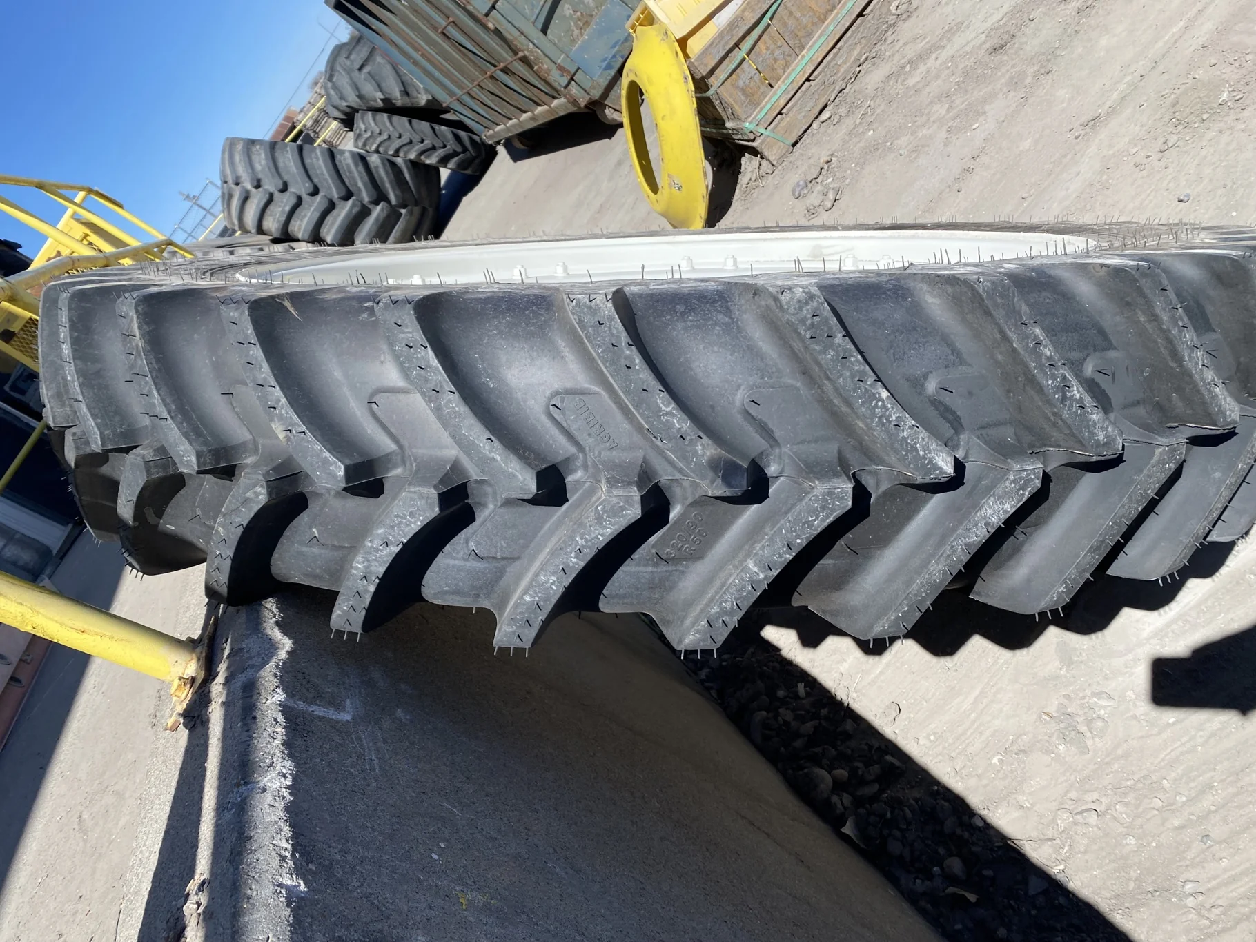 Take-Off IF320/90R50 Michelin AgriBib Row Crop R-1W 153A8  TL on a 10 X 50 NH white 16 bolt wheel image 3