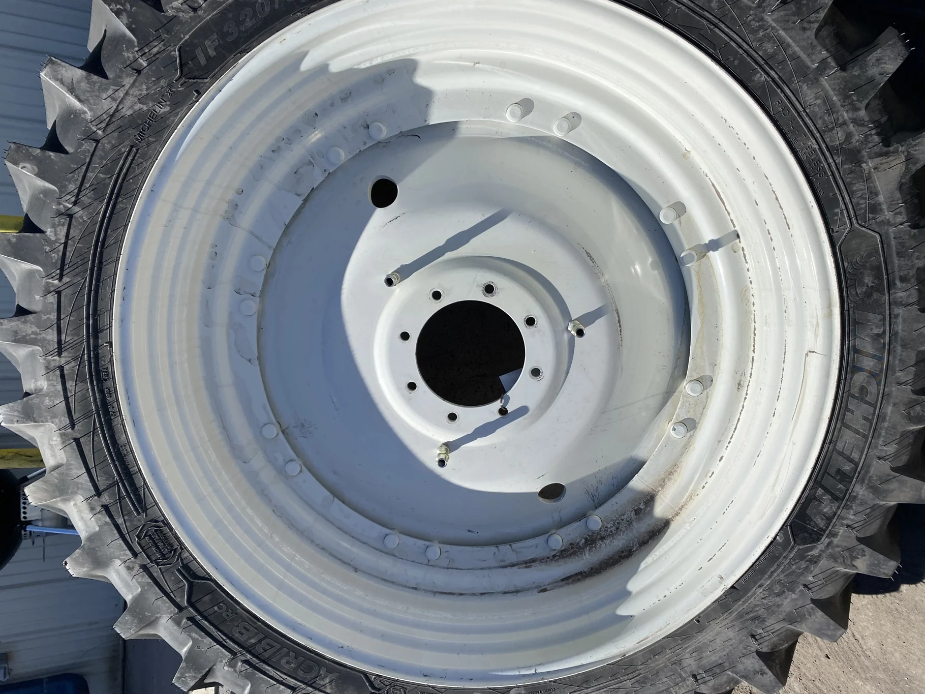 Take-Off IF320/90R50 Michelin AgriBib Row Crop R-1W 153A8  TL on a 10 X 50 NH white 16 bolt wheel image 6