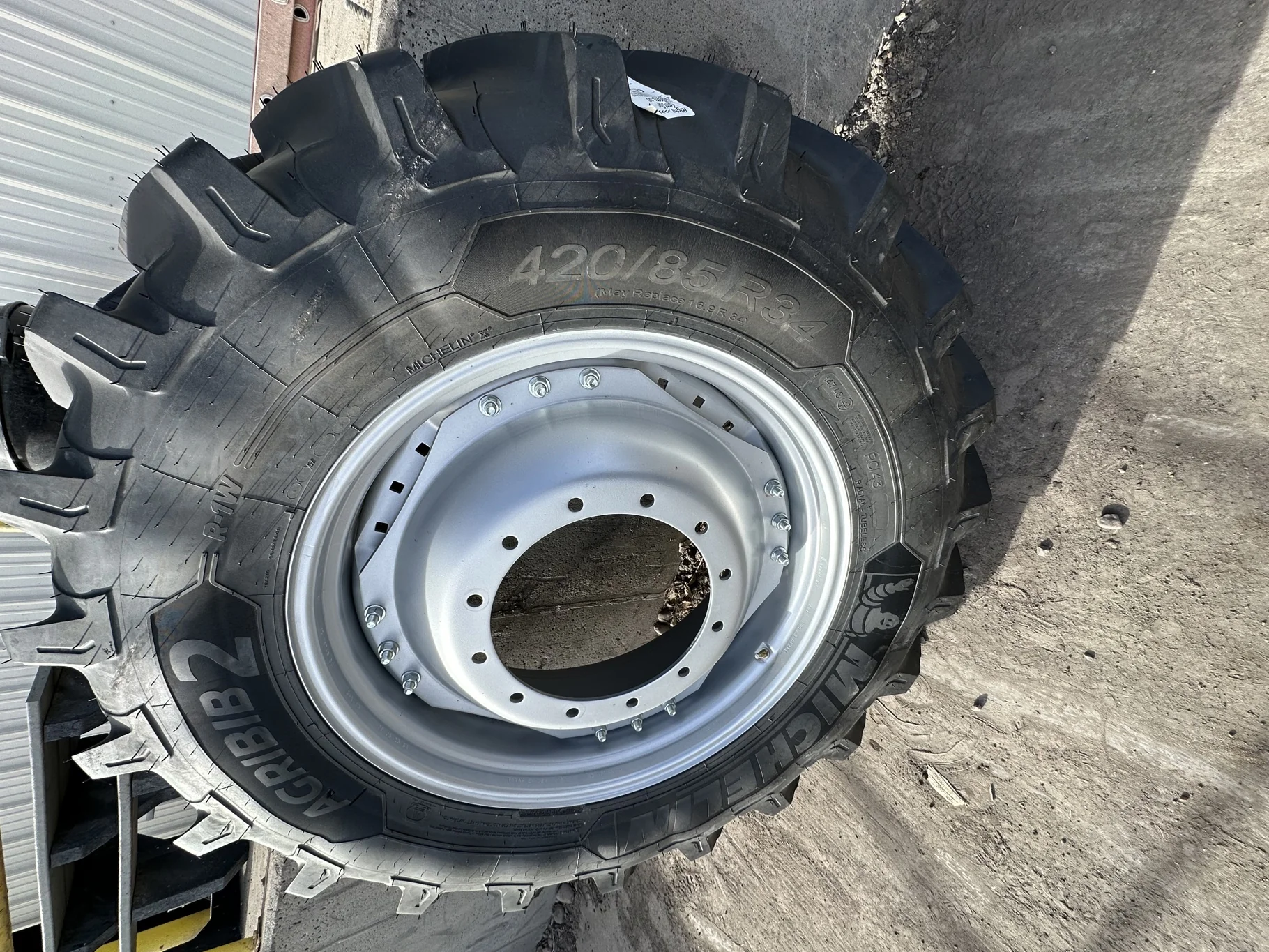 Take Off 420/85R34 (16.9R34) Michelin AgriBib 2 R-1W 147A8/147B TL on a 13 X 34 Case Silver Waffle