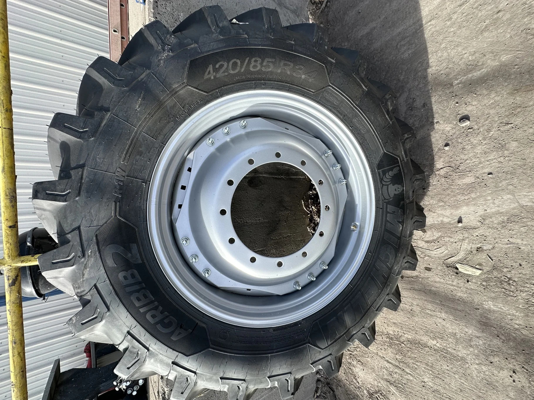 Take Off 420/85R34 (16.9R34) Michelin AgriBib 2 R-1W 147A8/147B TL on a 13 X 34 Case Silver Waffle image 2
