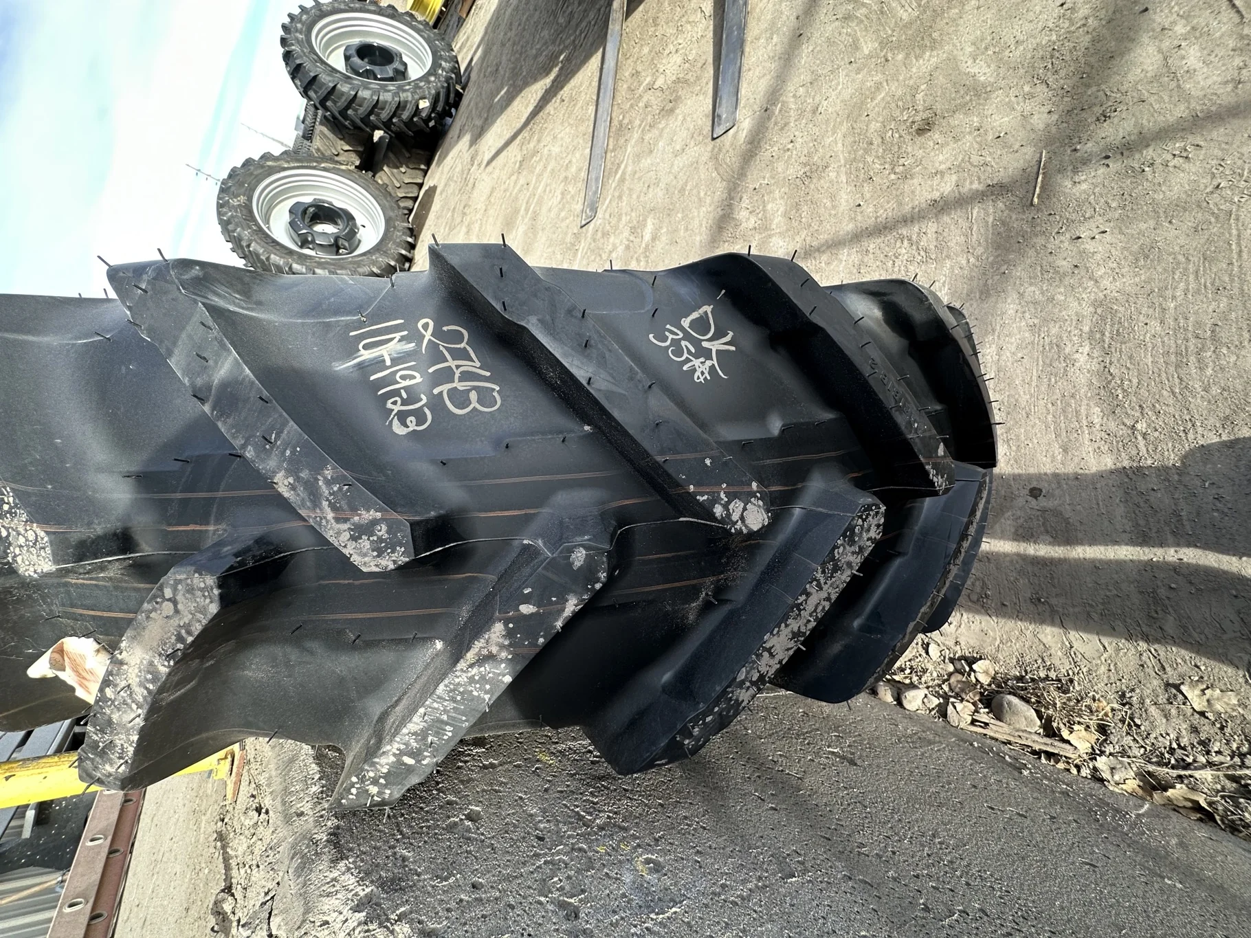 Take Off 420/85R34 (16.9R34) Michelin AgriBib 2 R-1W 147A8/147B TL on a 13 X 34 Case Silver Waffle image 3