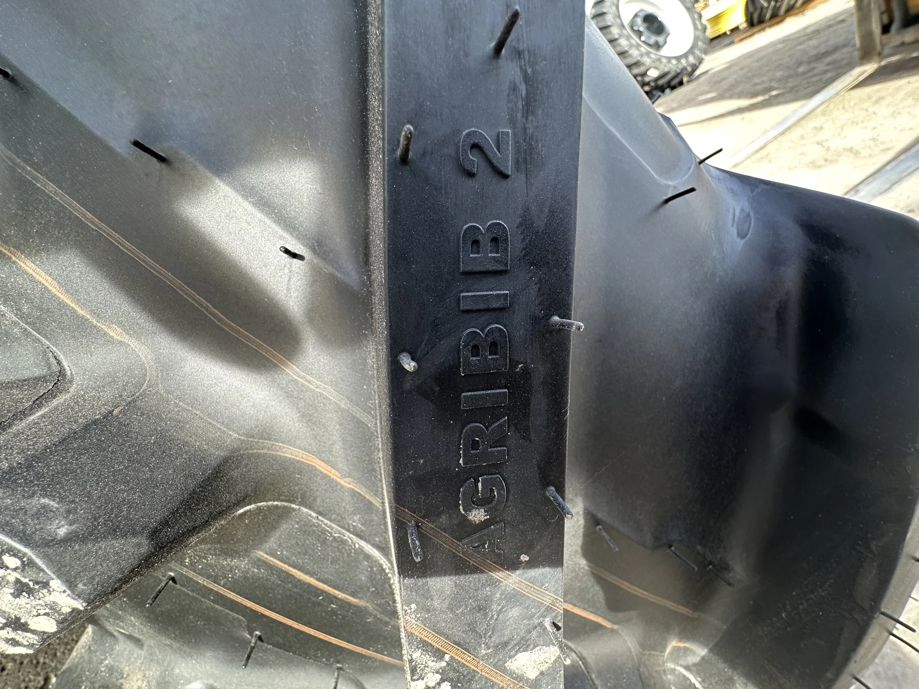 Take Off 420/85R34 (16.9R34) Michelin AgriBib 2 R-1W 147A8/147B TL on a 13 X 34 Case Silver Waffle image 4