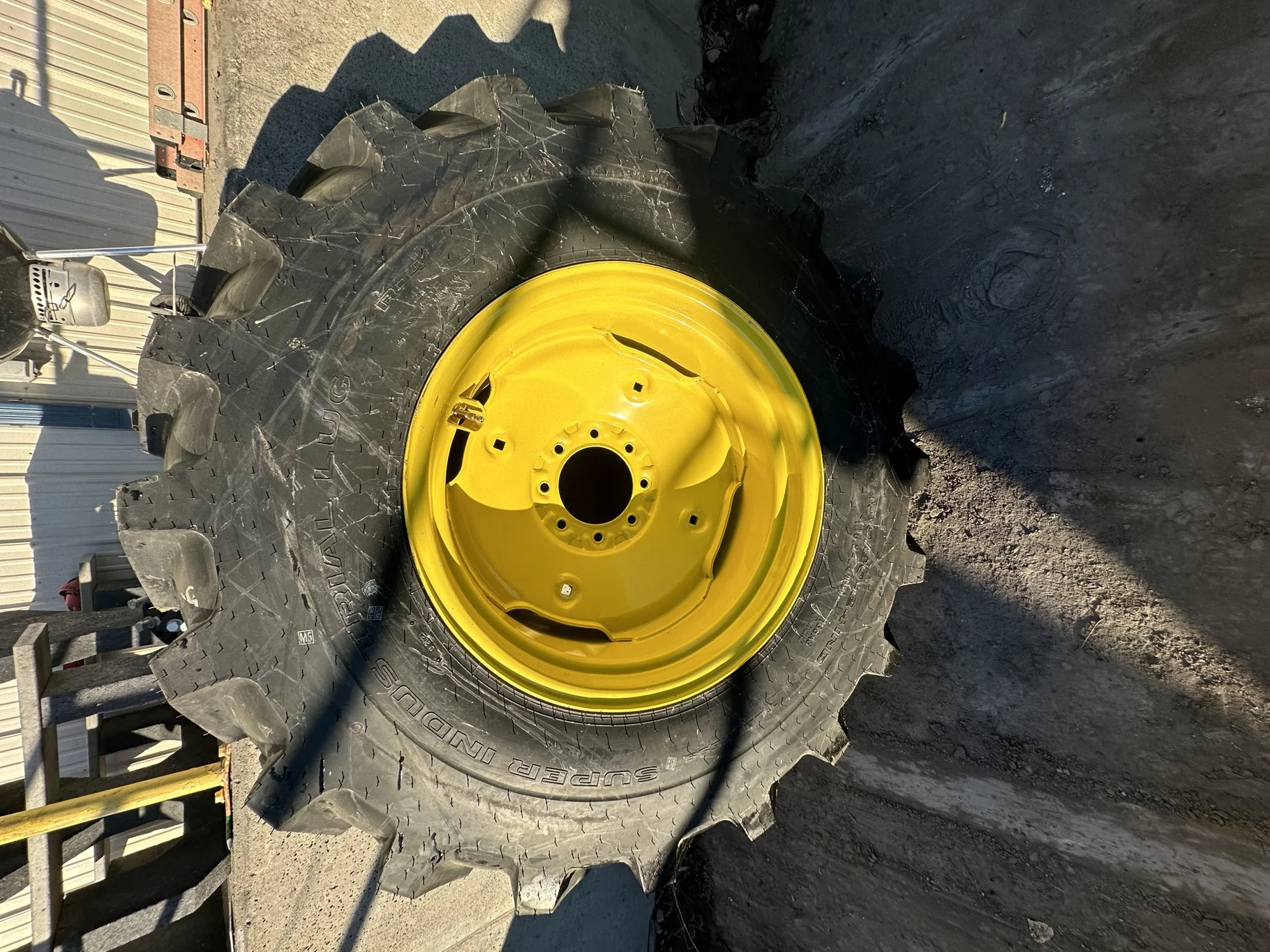 TAKE-OFF 440/80 R24 Galaxy Super Industrial Lug R-4 C(6Ply) TL on a 15 X 24 JD Yellow 8 Bolt ( image 2