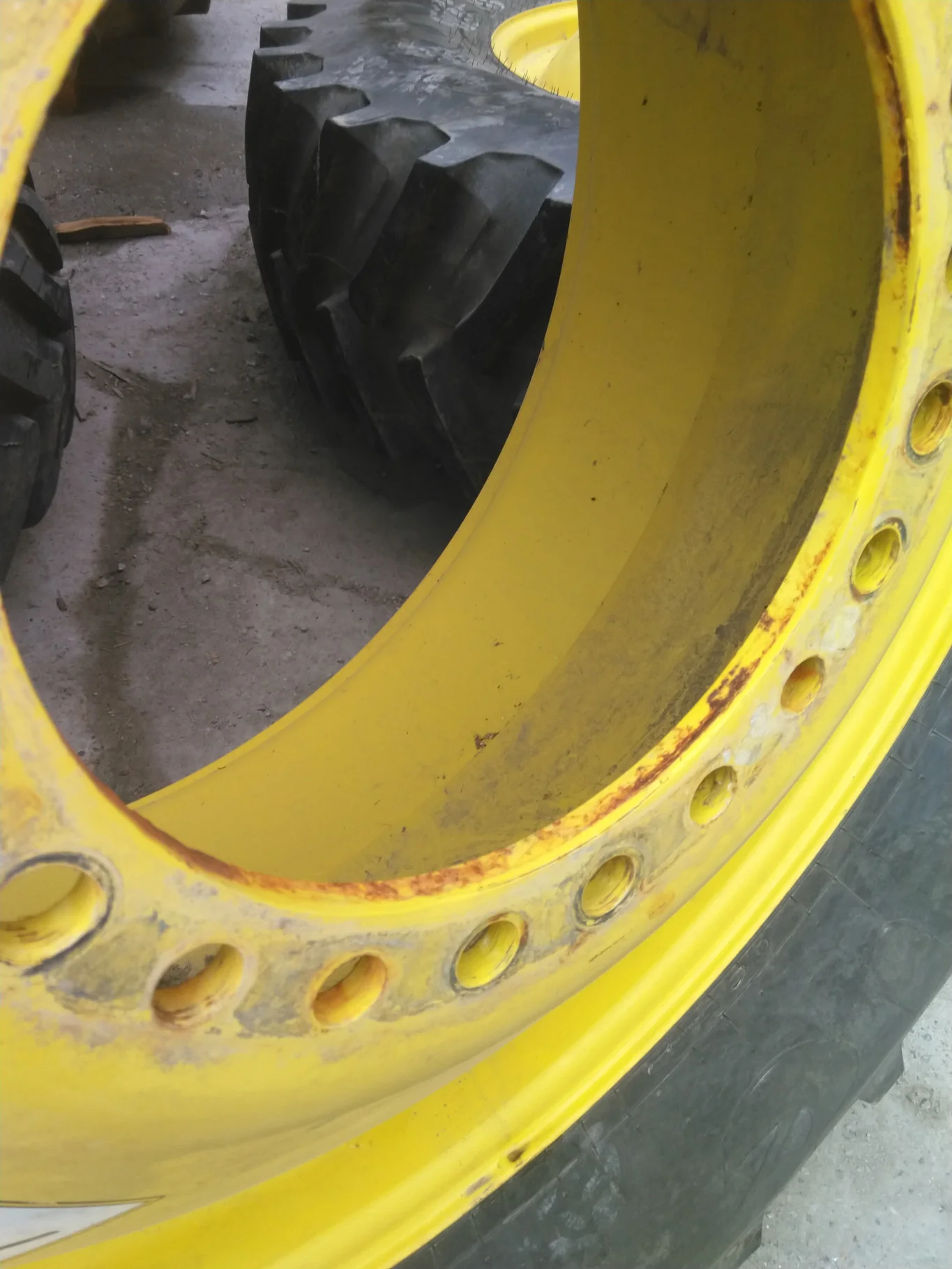 Used 580/85R42 266B FS DT TL R-1W 80-85% On 18 x 42 20-13.19-11.07 5.25"BS Titan Yellow Dolly Dual image 3