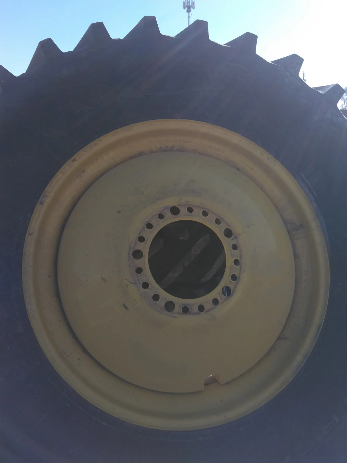 Used 580/85R42 166B FS DT TL R-1W 80-85% On 18 x 42 20-13.19-10.5 5"BS Titan Yellow Dolly Dual image 4