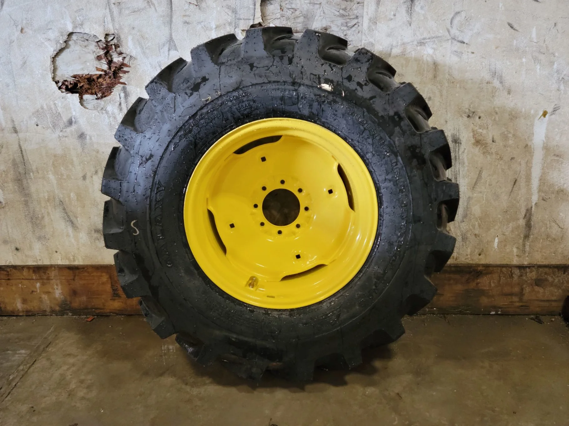 TAKE-OFF 440/80-24 Galaxy Super Industrial Lug R4 138A8 on 15 X 24 JD Yellow 8-8-6 GKN Style