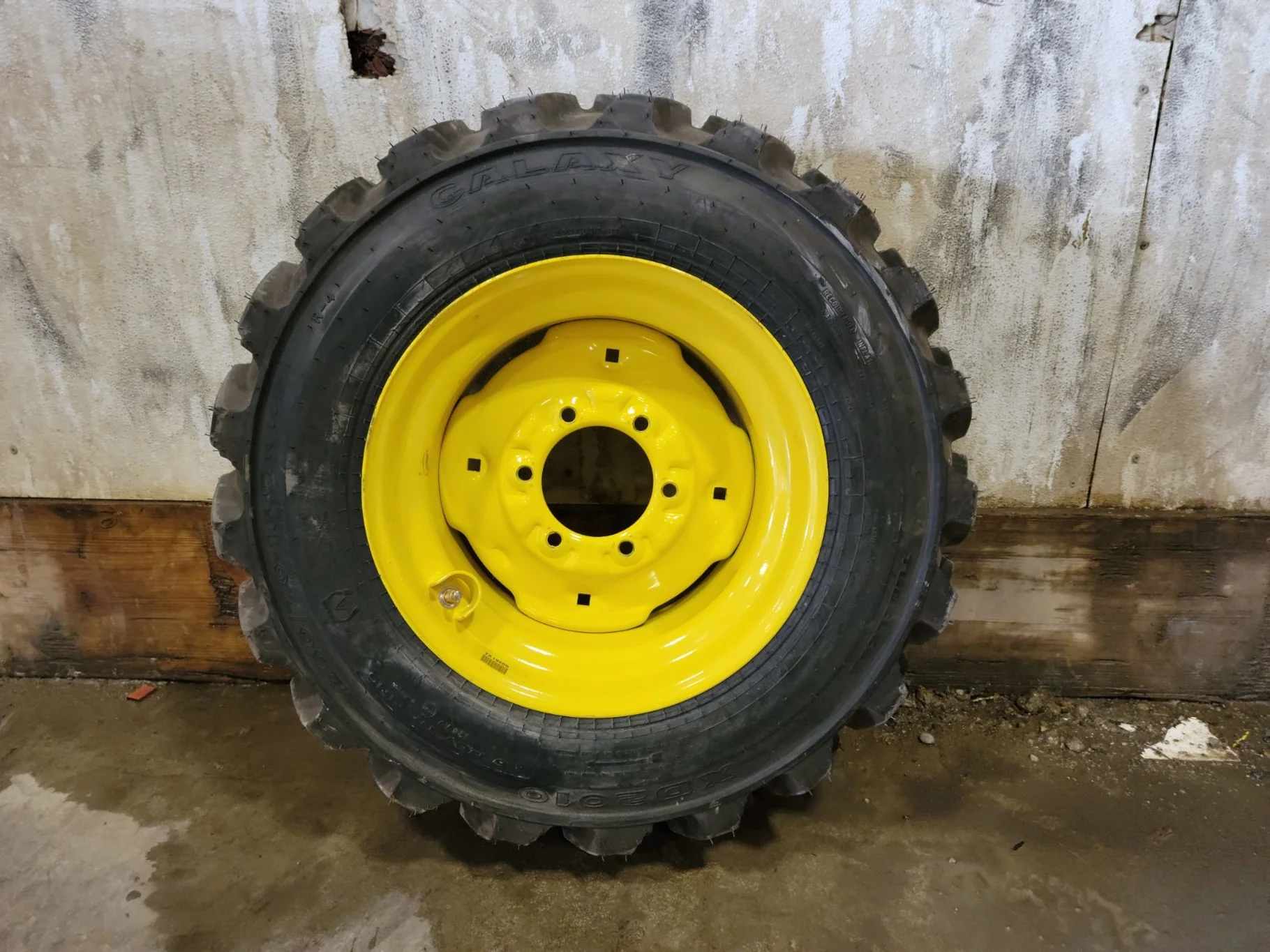 TAKE-OFF 260/70-16.5 Galaxy XD2010 R4 6PR on 8.25 X 16.5 JD Yellow 6-6-4.625 1.09 IN Implement Wheel