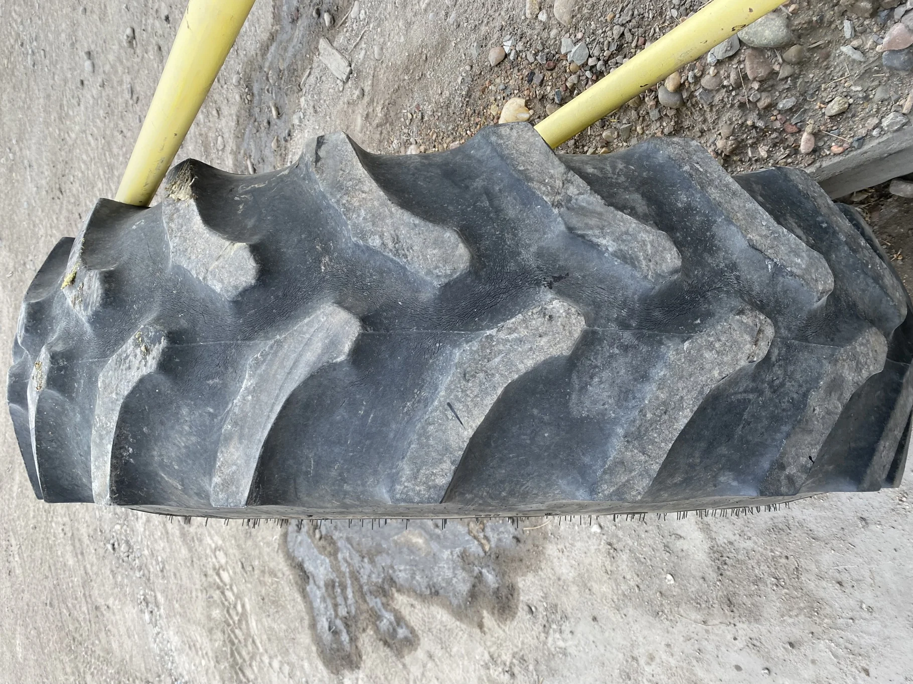 Used 420/90R30 Goodyear Ultra Torque Radial DT 712 (142A8/B) R-1 TL 36% on a 15 x 30 JD Yellow image 3
