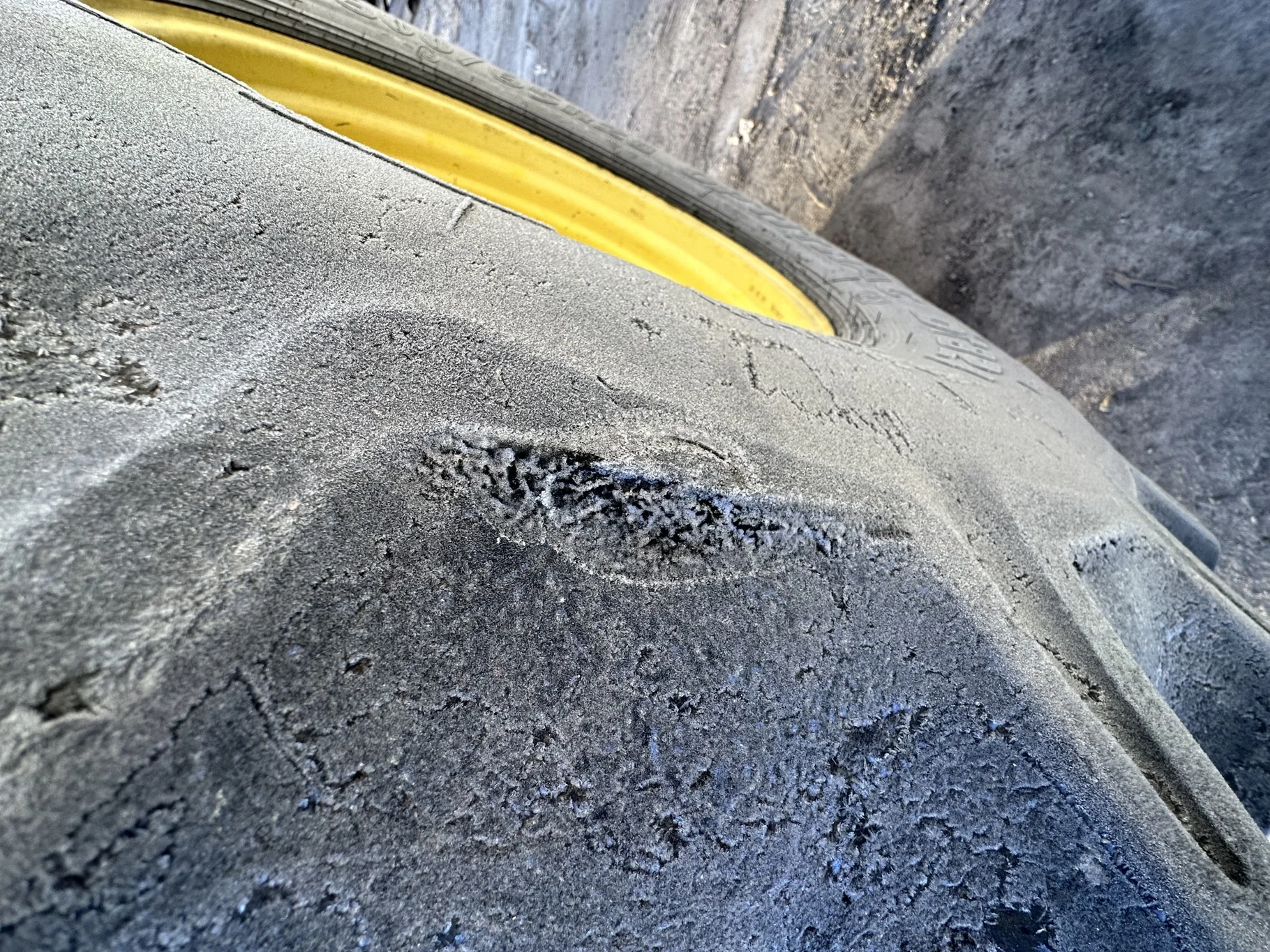 Used 600/65R28 Goodyear Optitrac (147B) R-1W TL 60% on a 18 X 28 JD Yellow Waffle 12-16.732 4" offse image 9