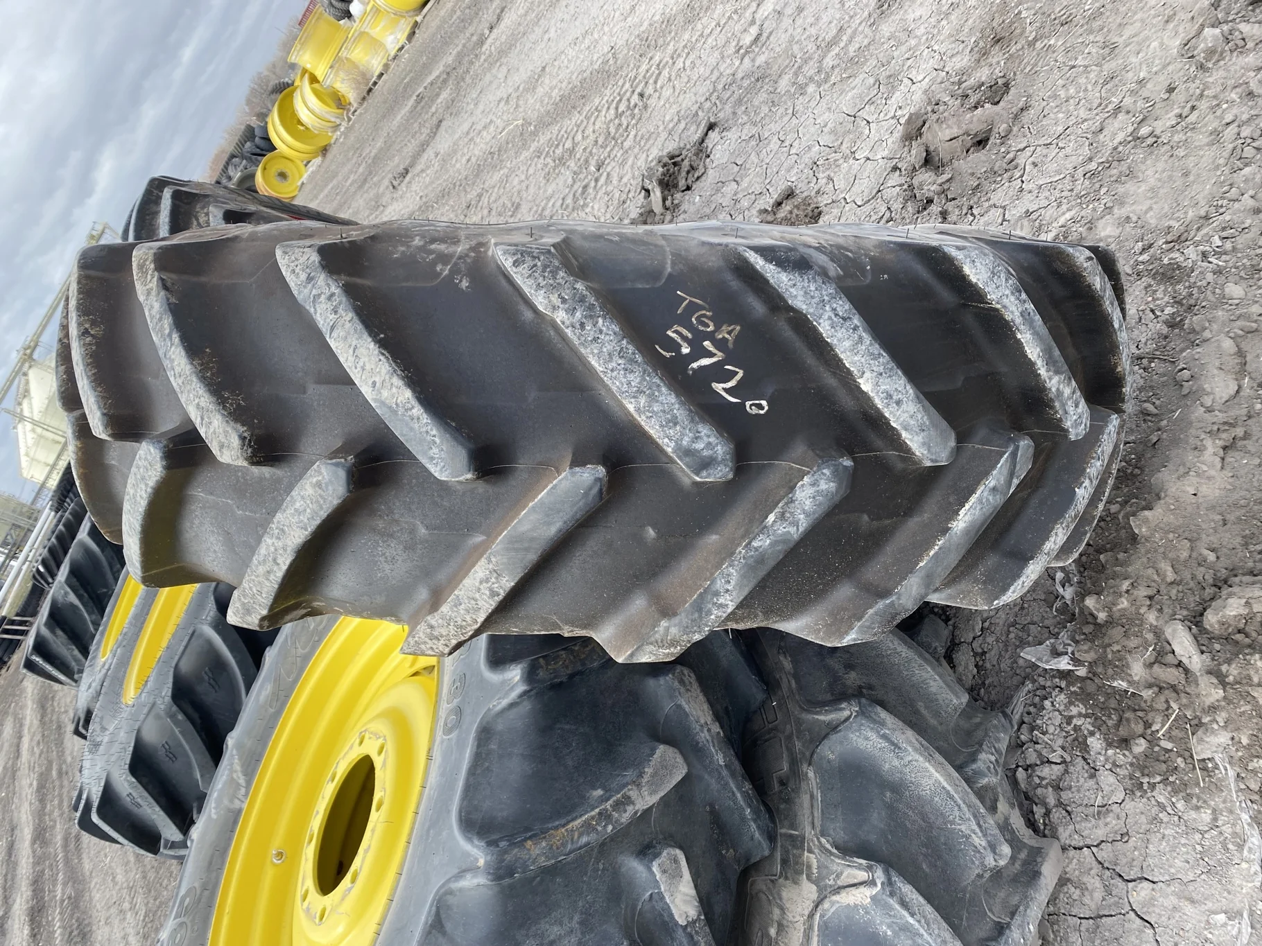 USED 420/90R30 Michelin AgriBib 2 R-1W 147A8/147B TL 98% on 13 X 30 10-13.189-11.077 Fendt Stub Disc image 3