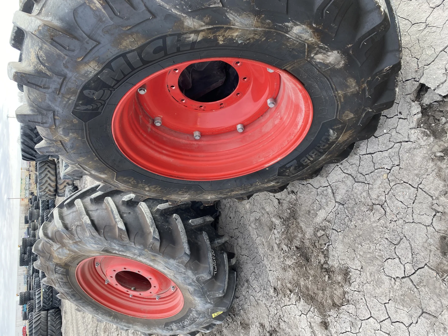 USED 420/90R30 Michelin AgriBib 2 R-1W 147A8/147B TL 98% on 13 X 30 10-13.189-11.077 Fendt Stub Disc image 5