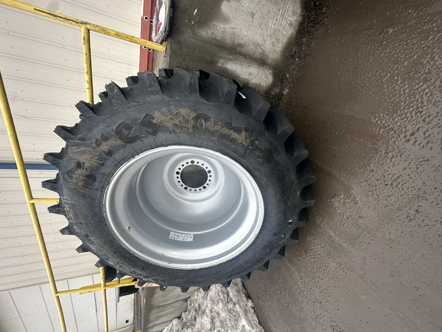 Take-Off VF520/85R42 CFO Firestone Radial Deep Tread 23 R-1W 177B TL on 18 X 42 20-13.189-11.071 CIH