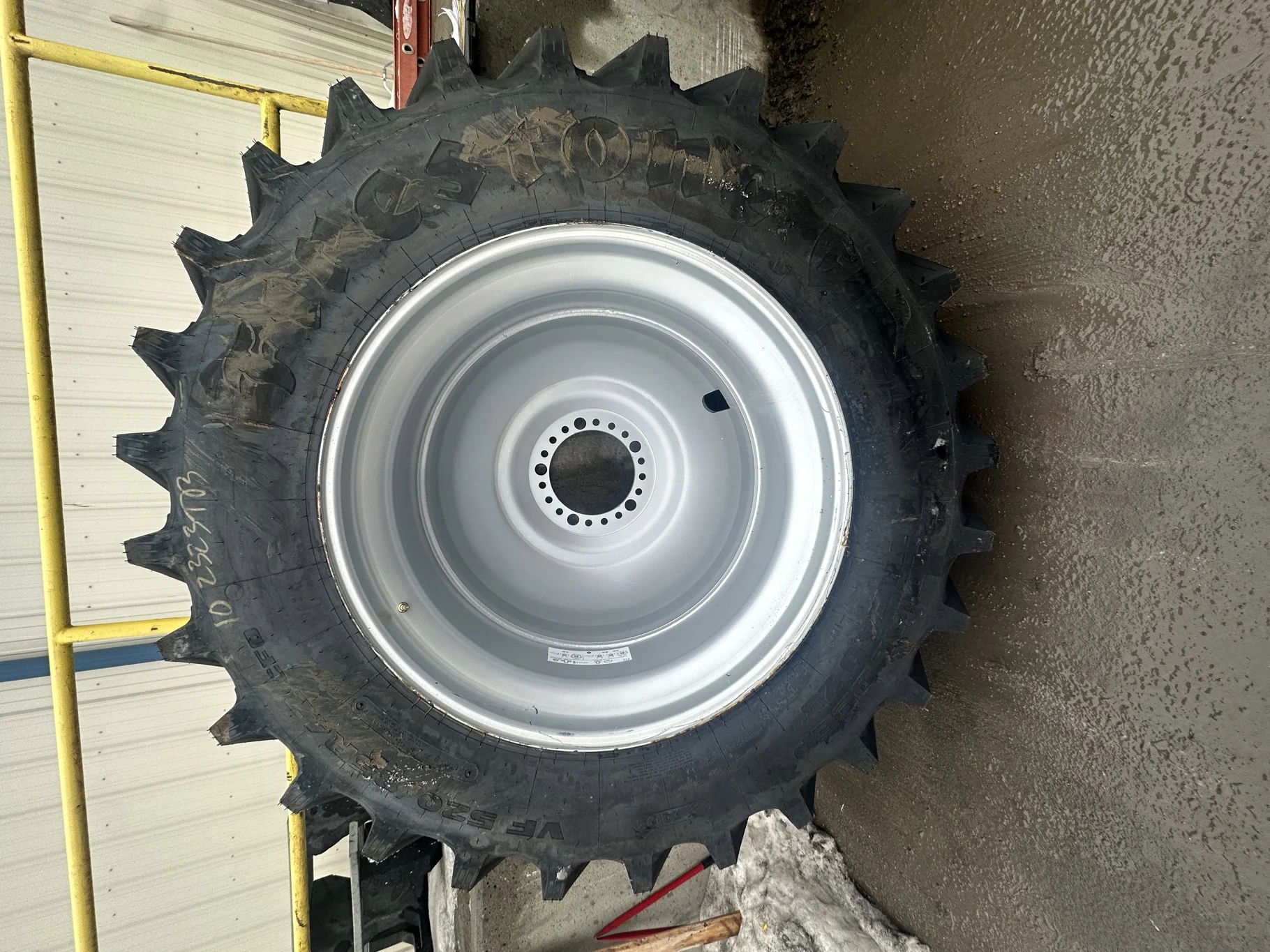 Take-Off VF520/85R42 CFO Firestone Radial Deep Tread 23 R-1W 177B TL on 18 X 42 20-13.189-11.071 CIH image 2