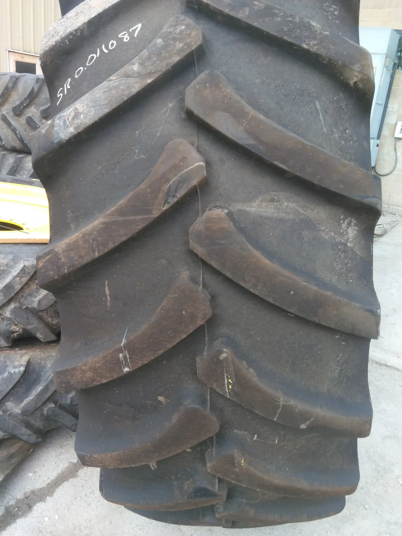 Used LSW710/65R46 188D Goodyear Optitorque TL R-1 85-90% On 25 x 46 10-14.5-12.375 Hagie Wheel image 3