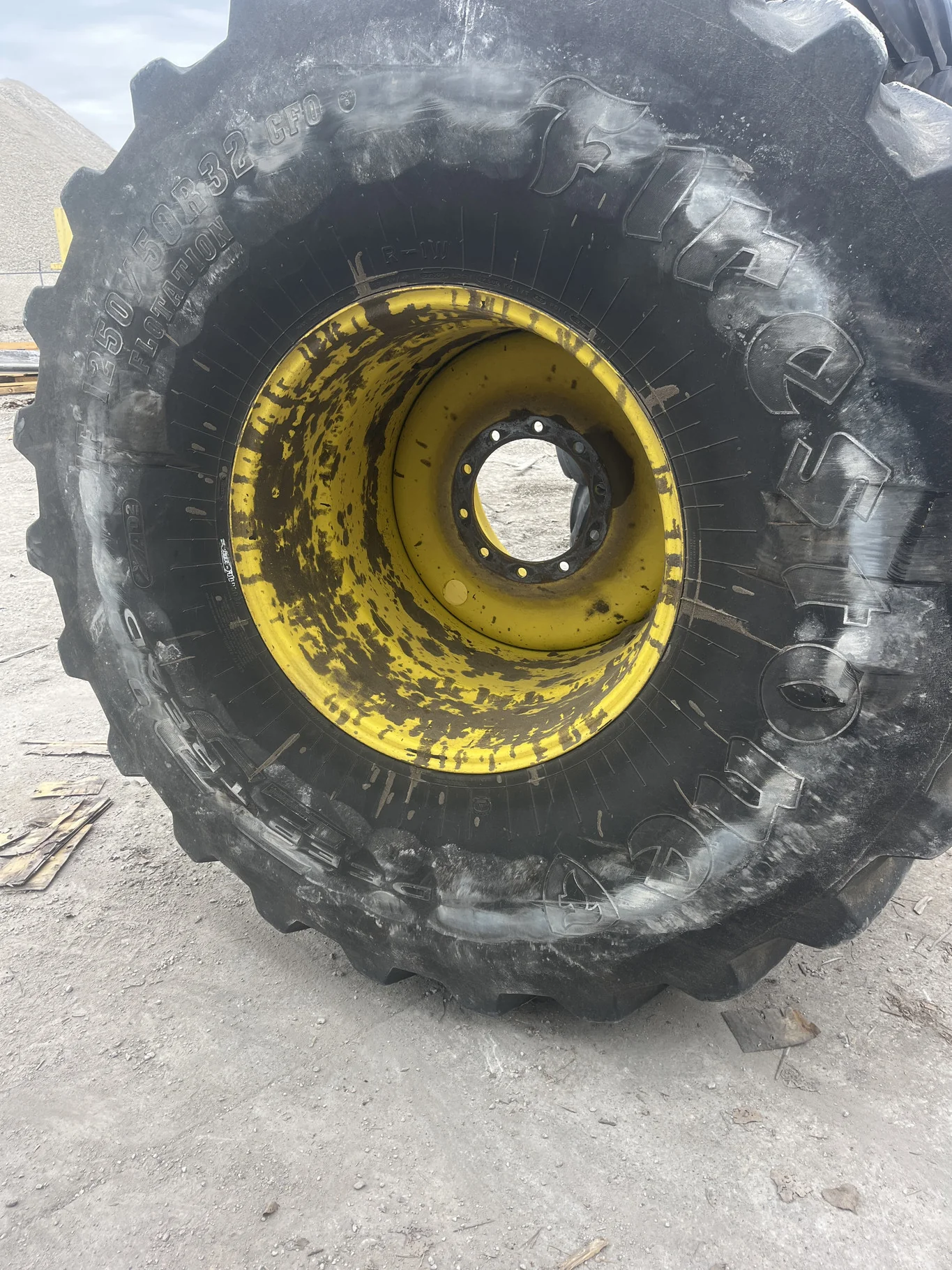 Used IF1250/50R32 CFO 201B FS DT TL R-1W  85-90% On 32 x 44 10-13.19-11.07 21"BS Titan Yellow 3 Ring