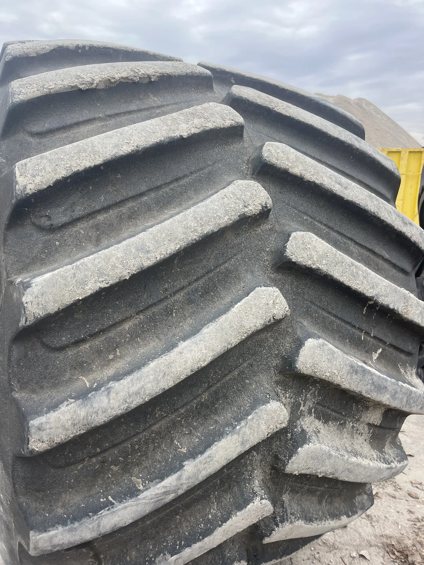 Used IF1250/50R32 CFO 201B FS DT TL R-1W  85-90% On 32 x 44 10-13.19-11.07 21"BS Titan Yellow 3 Ring image 3