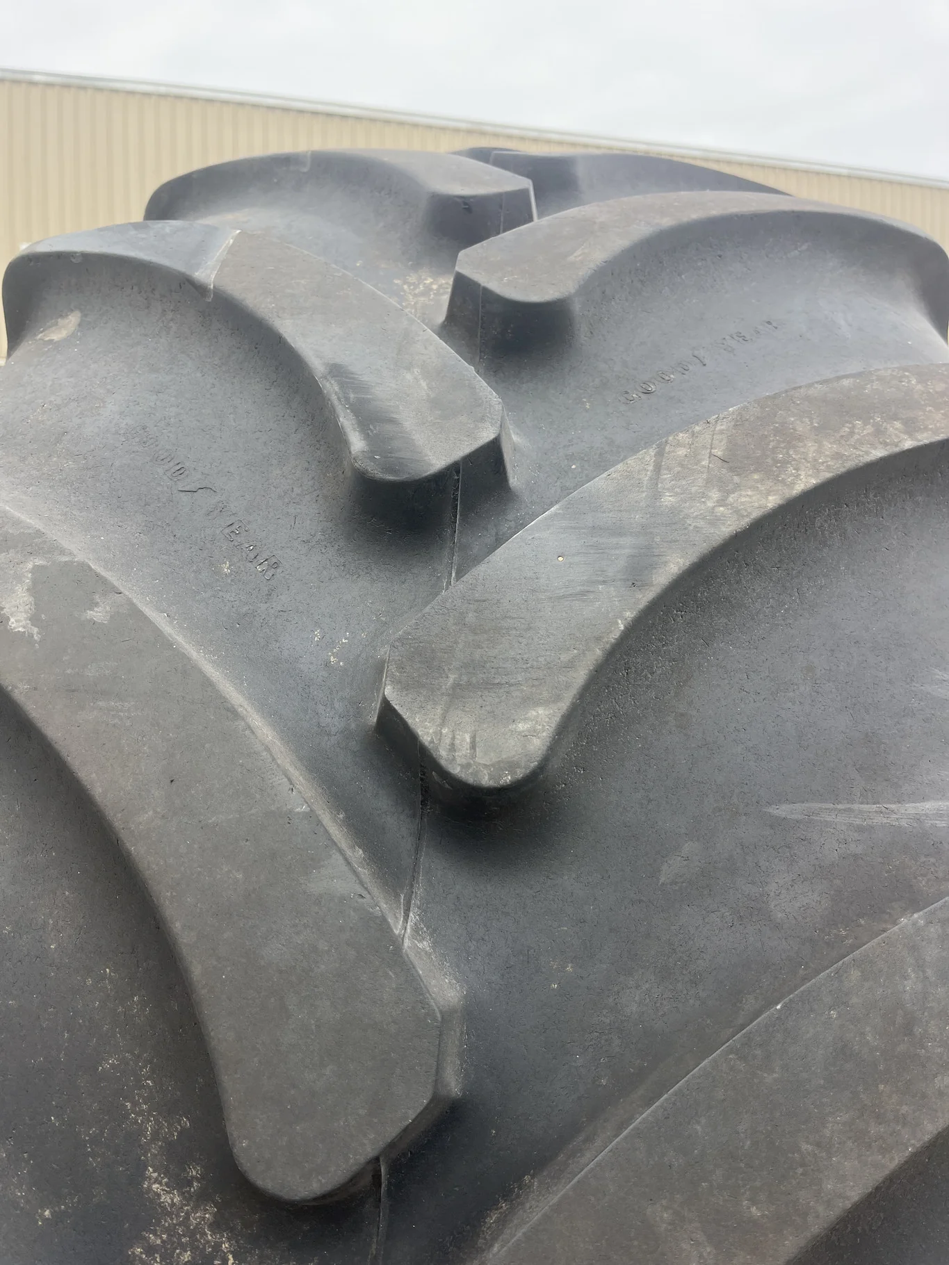 Used LSW680/55R42 171D Goodyear Optitorque TL R-1 85-90% On 23 x 42 12-13.976-11.857-1 Dual image 3