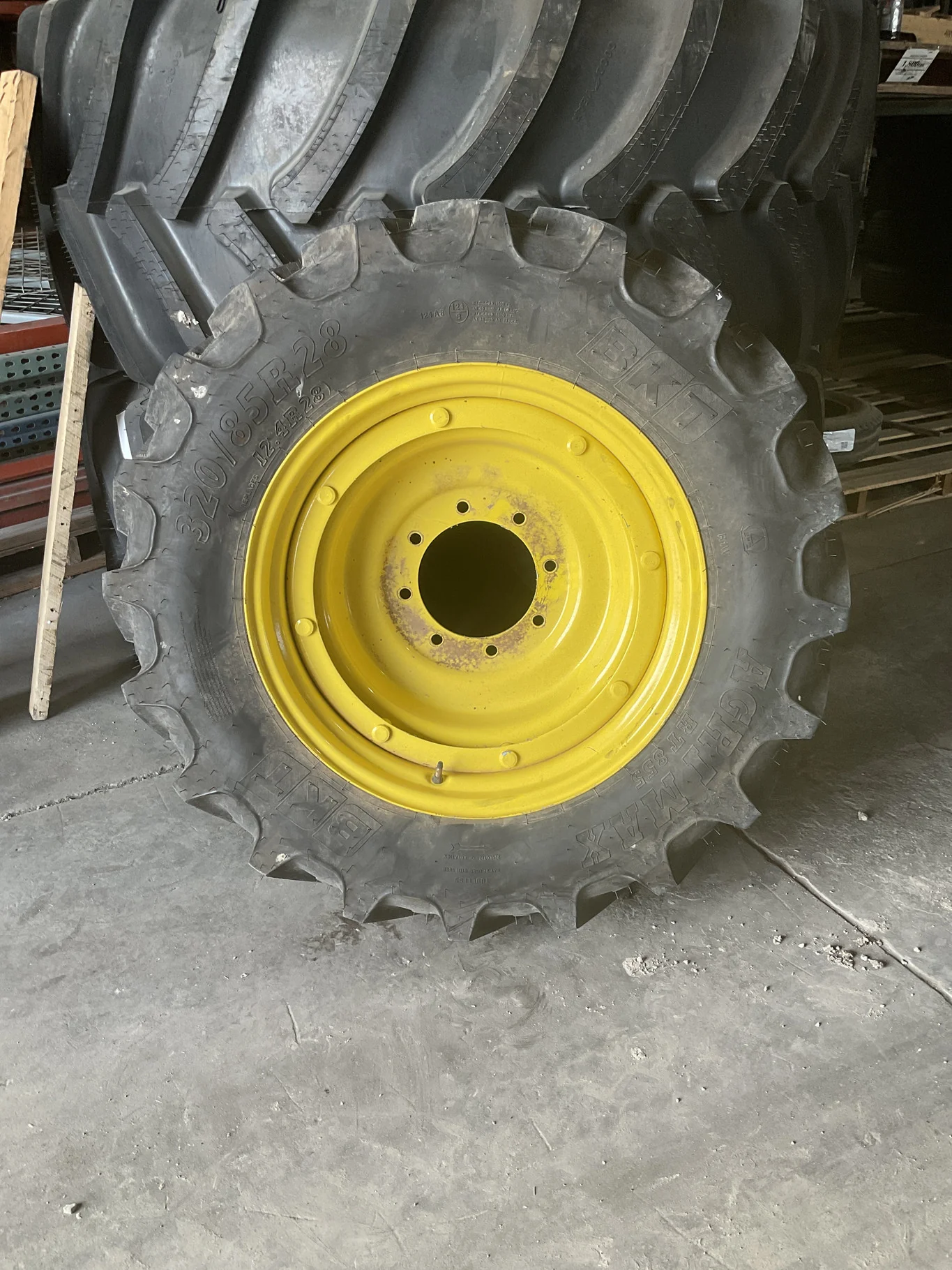 Take-Off 320/85R28 124A8 BKT AgriMax RT855 TL R-1W 95-100% On 10 x 28 8-10.82-8.78 2.125"BS Yellow image 2