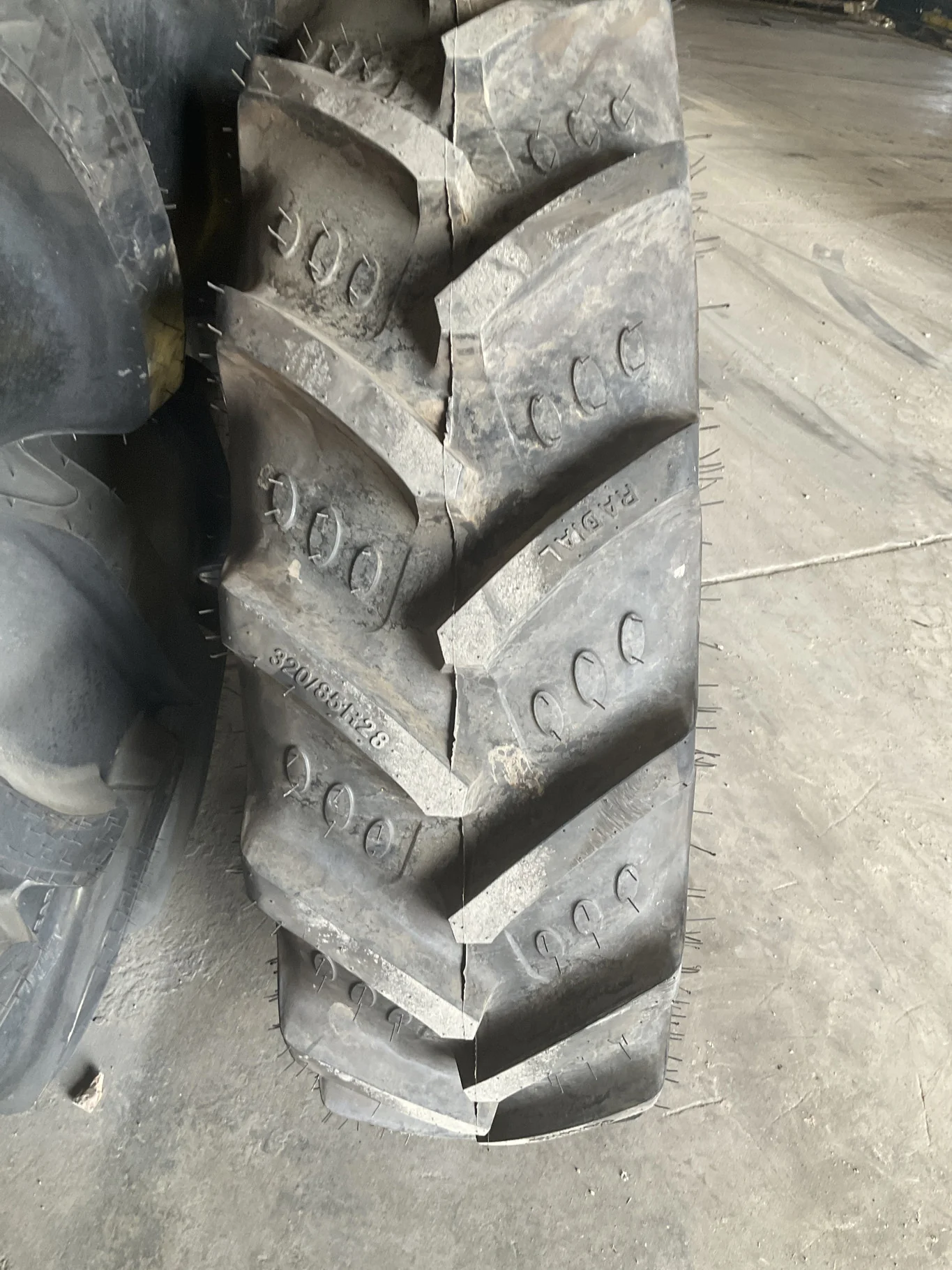 Take-Off 320/85R28 124A8 BKT AgriMax RT855 TL R-1W 95-100% On 10 x 28 8-10.82-8.78 2.125"BS Yellow image 3