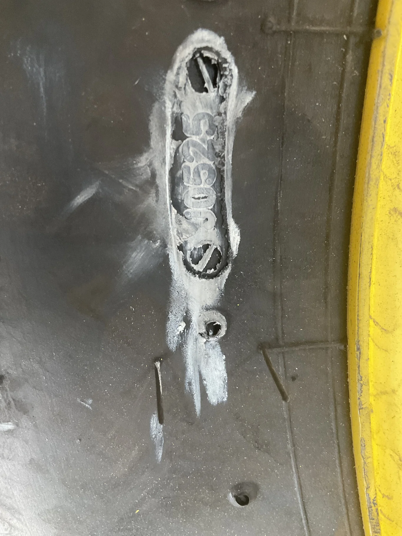 Take-Off 320/85R28 124A8 BKT AgriMax RT855 TL R-1W 95-100% On 10 x 28 8-10.82-8.78 2.125"BS Yellow image 4