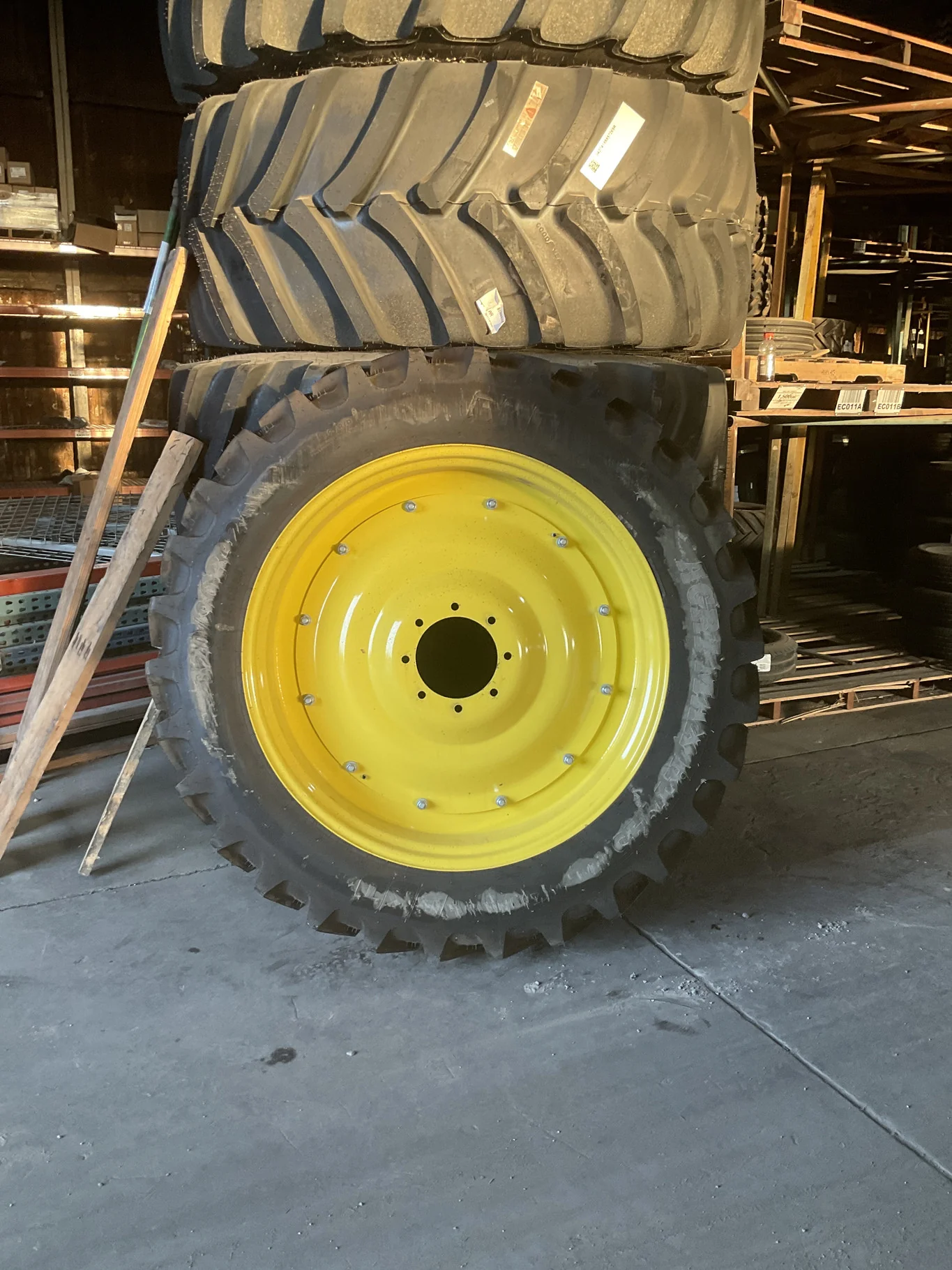 Take-Off 320/90R42 139A8 BKT AgriMax RT945 TL R-1W 95-100% On 10 x 42 8-10.82-8.78 3"BS Yellow image 2