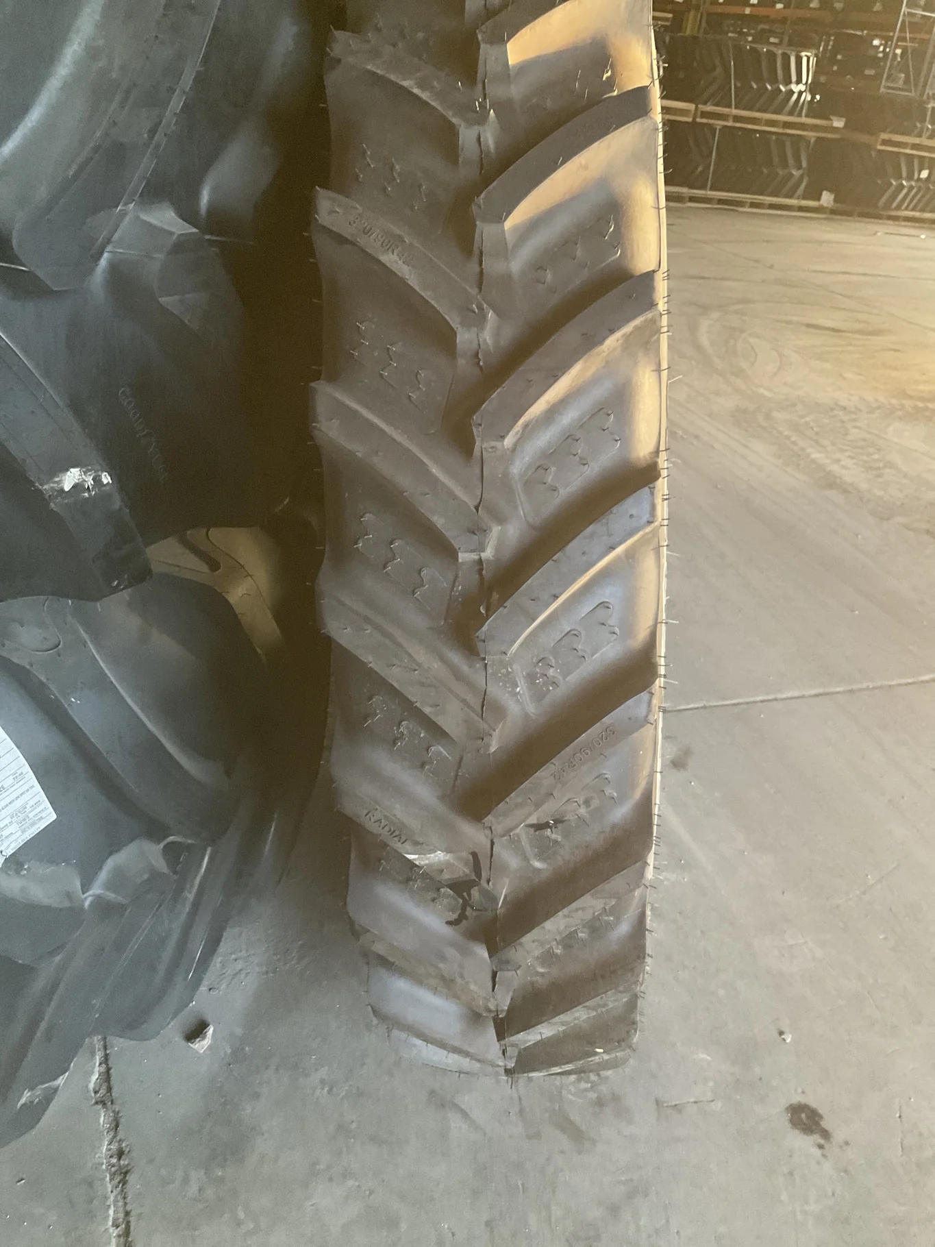 Take-Off 320/90R42 139A8 BKT AgriMax RT945 TL R-1W 95-100% On 10 x 42 8-10.82-8.78 3"BS Yellow image 3