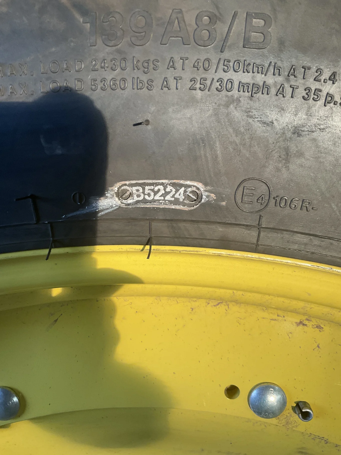Take-Off 320/90R42 139A8 BKT AgriMax RT945 TL R-1W 95-100% On 10 x 42 8-10.82-8.78 3"BS Yellow image 4