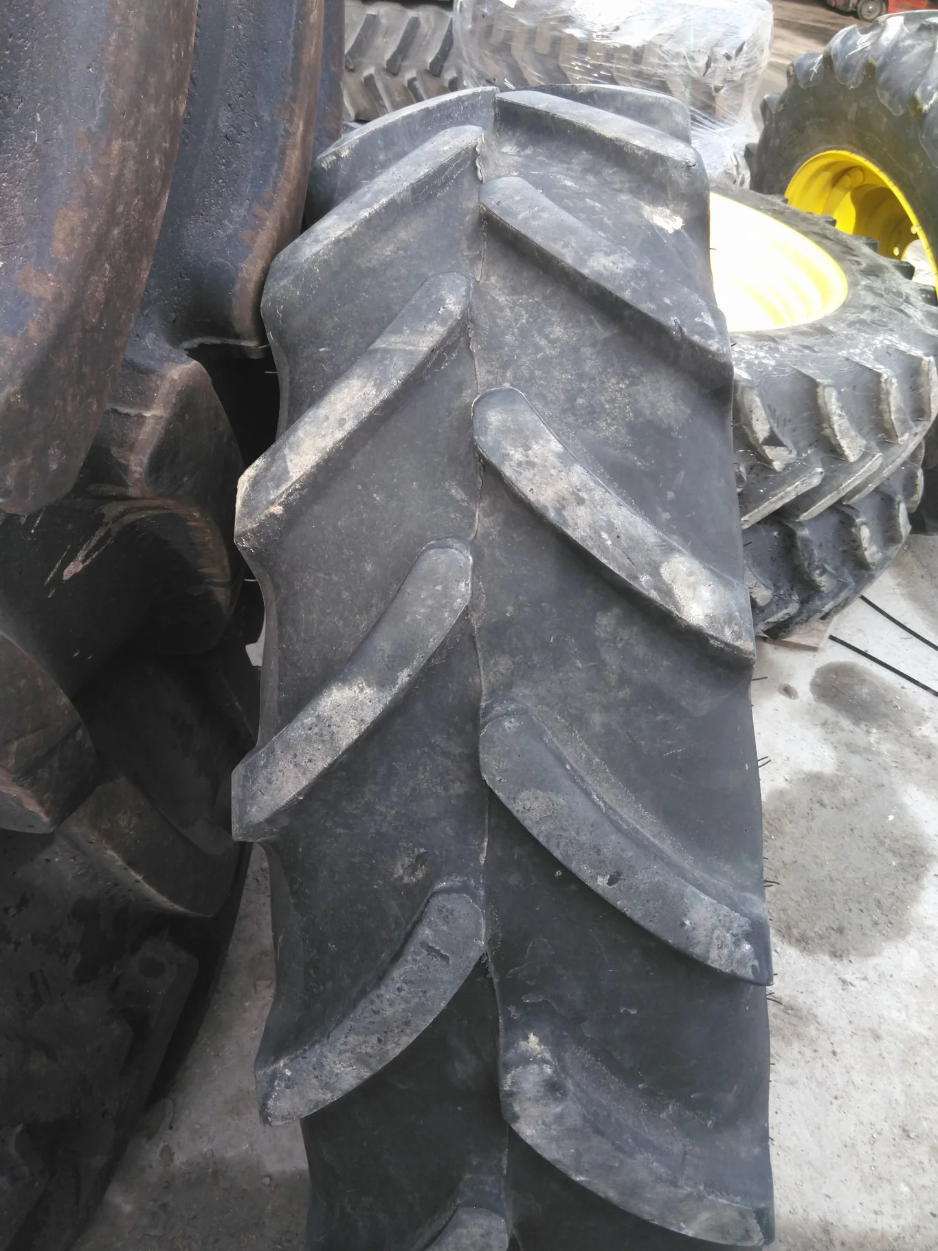 Used 320/85R28 121E Firestone Performer 85 Extra TL R-1 75-80%  On 10 x 28 8-10.82-8.78 4/2 Rail image 2