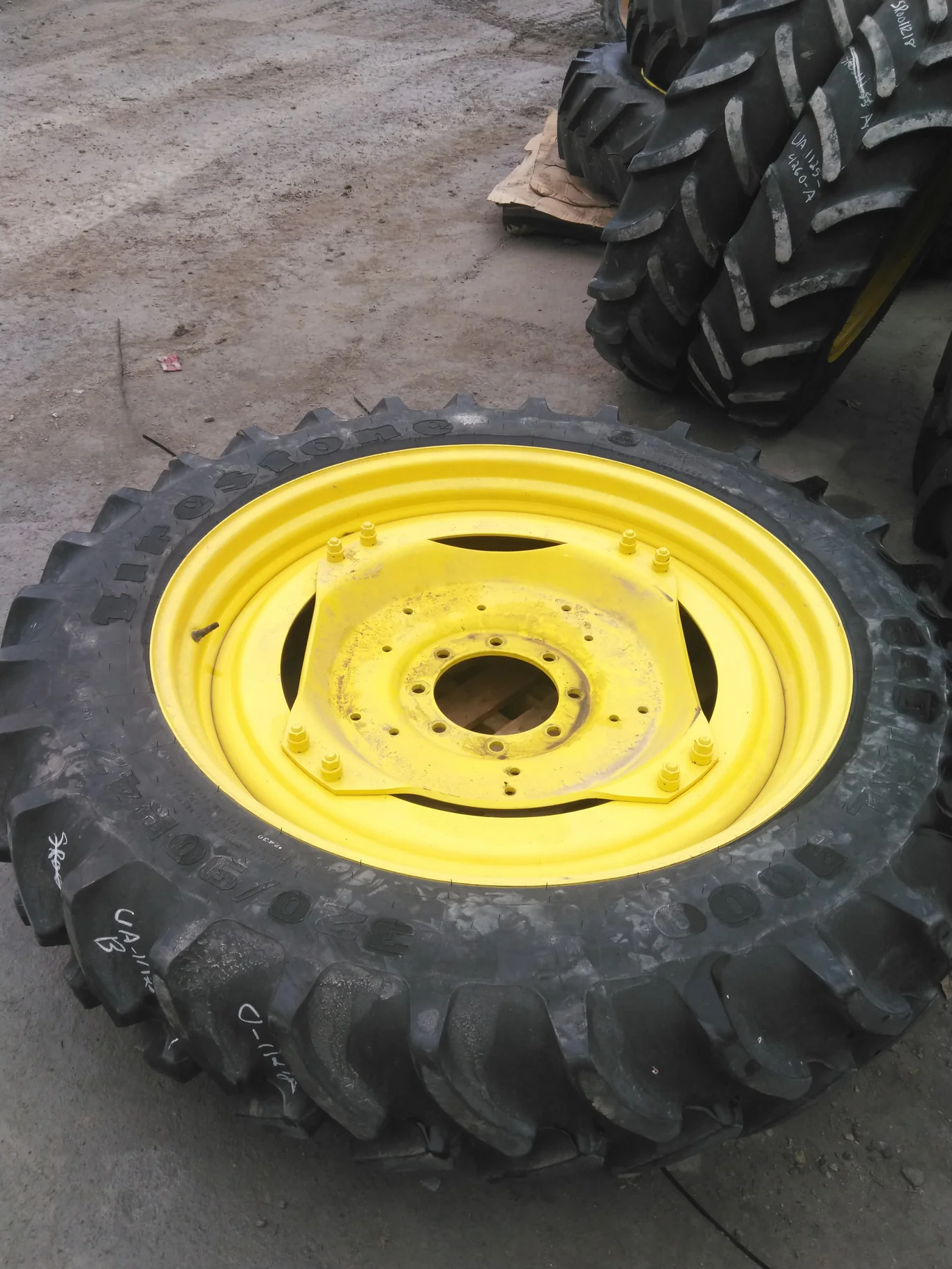 Used 320/90R42 139B Firestone Radial 9000 TL R-1W 75-80% On 10 x 42 8-10.82-8.78 4/2 Rail/Disc