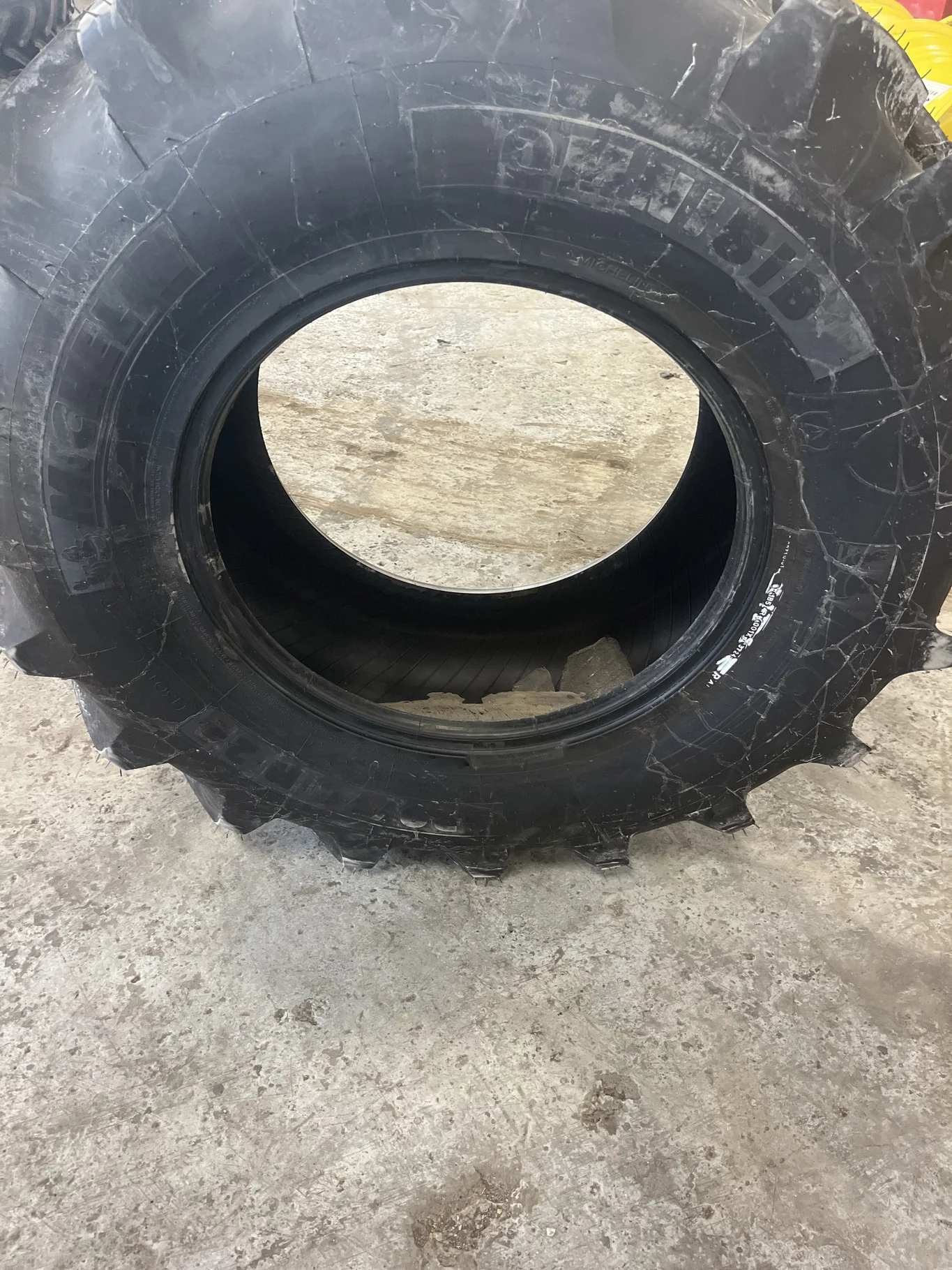 Take-Off 420/70R24 130D Michelin Omnibib TL R-1 95-100% ( DOT 3724)