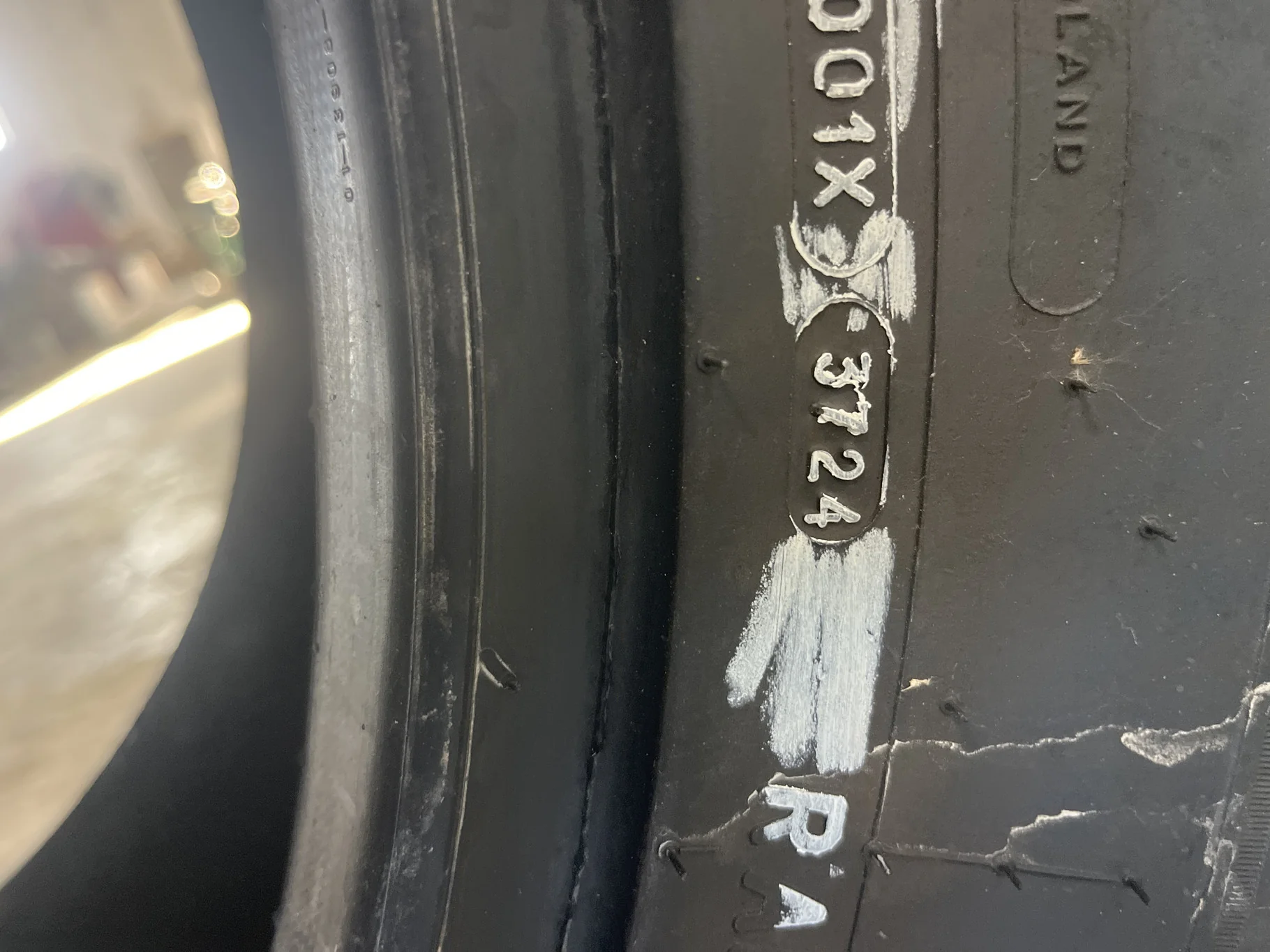 Take-Off 420/70R24 130D Michelin Omnibib TL R-1 95-100% ( DOT 3724) image 3