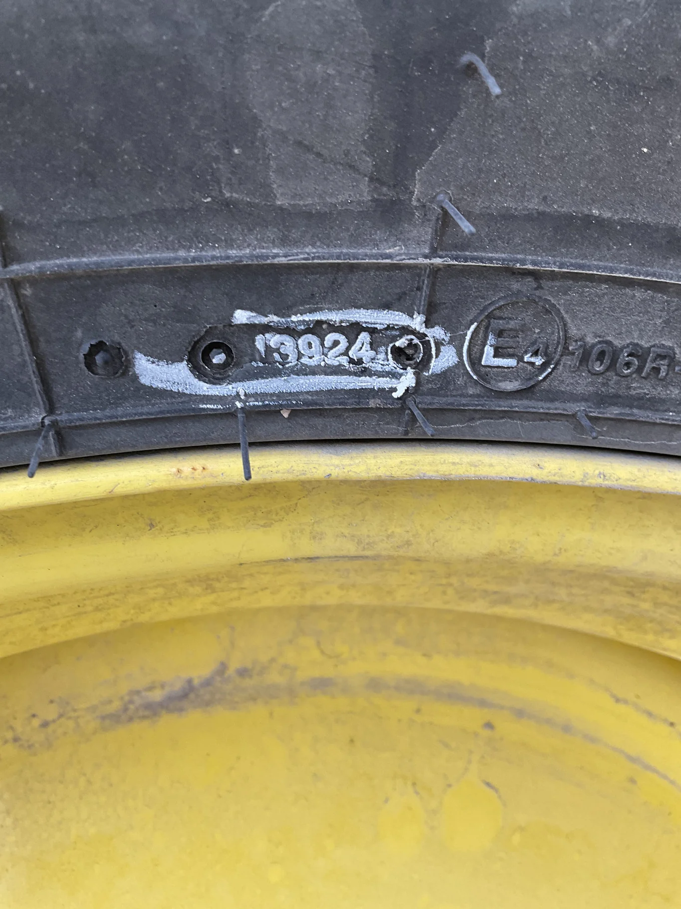 Used 600/65R38 159D BKT Agrimax TL R-1W 90-95% On 20 x 38 8-10.82-8.78 12"BS Yellow Sprayer Wheel image 3