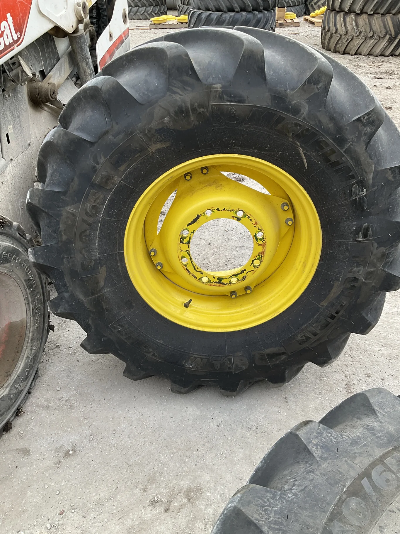 Used 540/65R24 140D Michelin Multibib TL R-1W 90-95% On 18 x 24 8-10.82-8.78 16"BS Yellow 4/2 Clamp