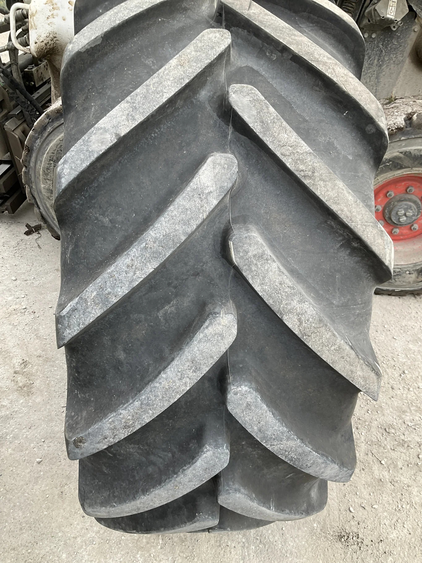 Used 540/65R24 140D Michelin Multibib TL R-1W 90-95% On 18 x 24 8-10.82-8.78 16"BS Yellow 4/2 Clamp image 2