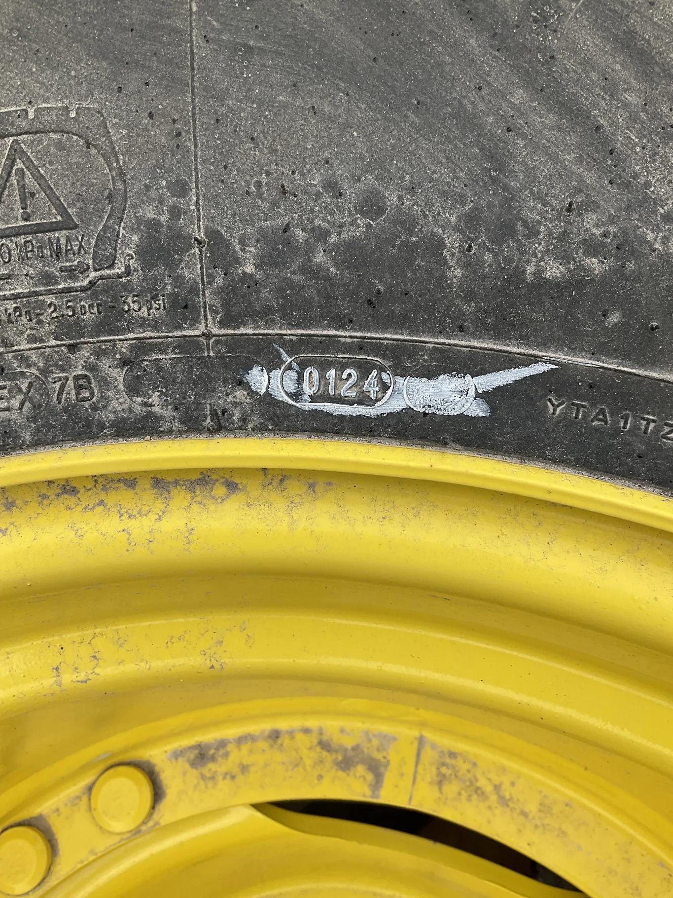 Used 540/65R24 140D Michelin Multibib TL R-1W 90-95% On 18 x 24 8-10.82-8.78 16"BS Yellow 4/2 Clamp image 3