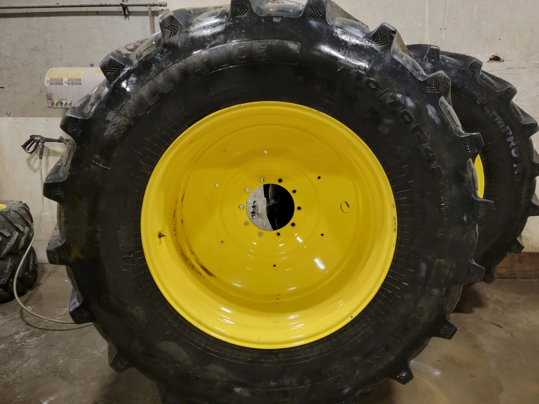Used 85% 710/70R42 Alliance Farmpro Radial 70 R1W 173A8/B on 23 x 42 JD 10-13.189-11.07 Dual Wheel