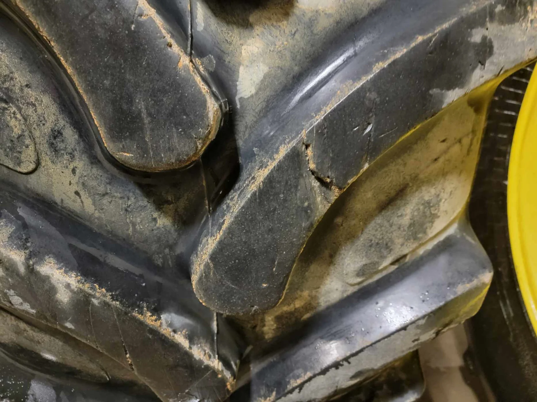 Used 85% 710/70R42 Alliance Farmpro Radial 70 R1W 173A8/B on 23 x 42 JD 10-13.189-11.07 Dual Wheel image 6