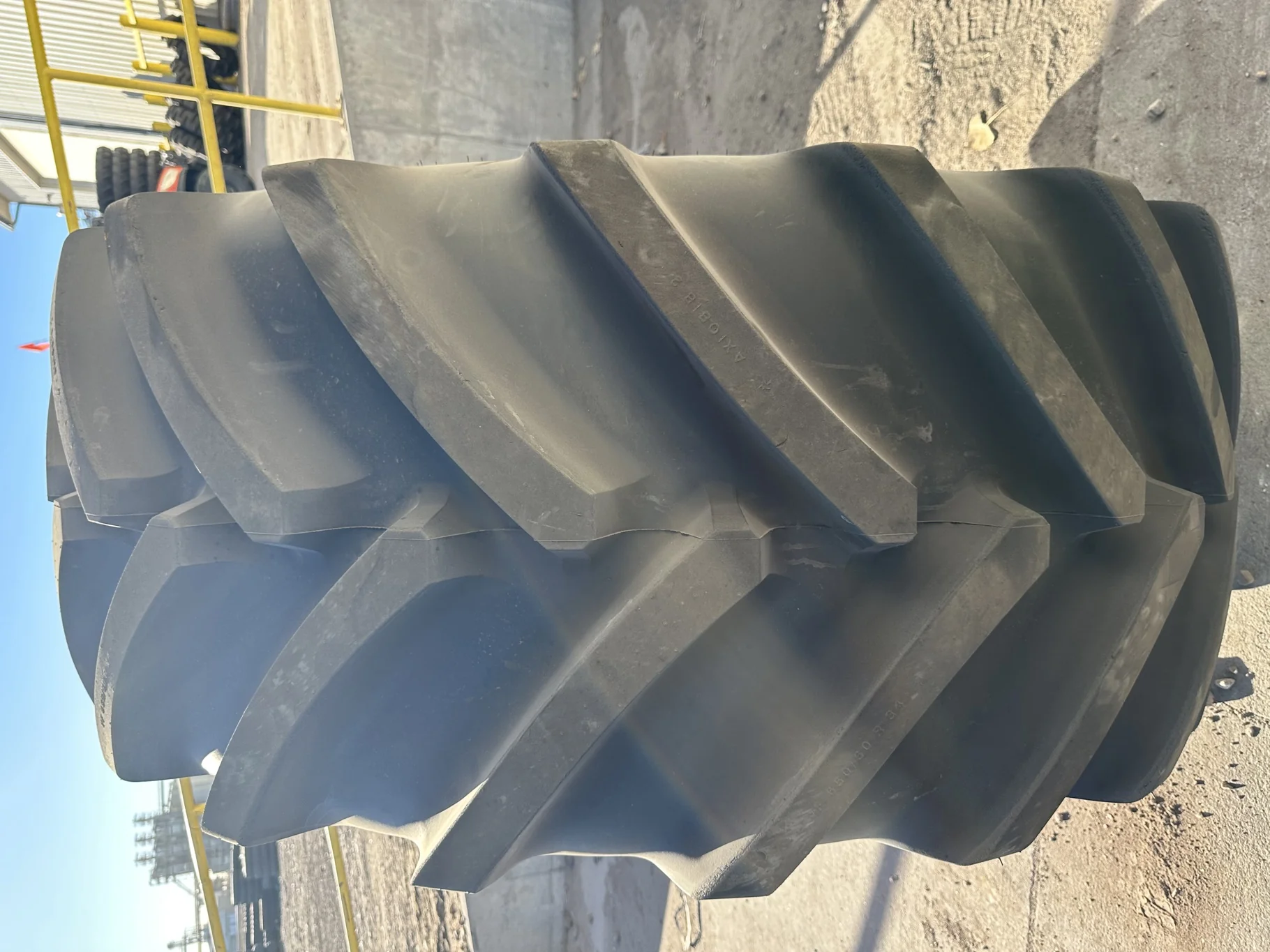 Used VF650/60R34 168D Michelin AxioBib 2 TL 90-95% On 23 x 34 12-16.732 Fendt Red Wheel image 4