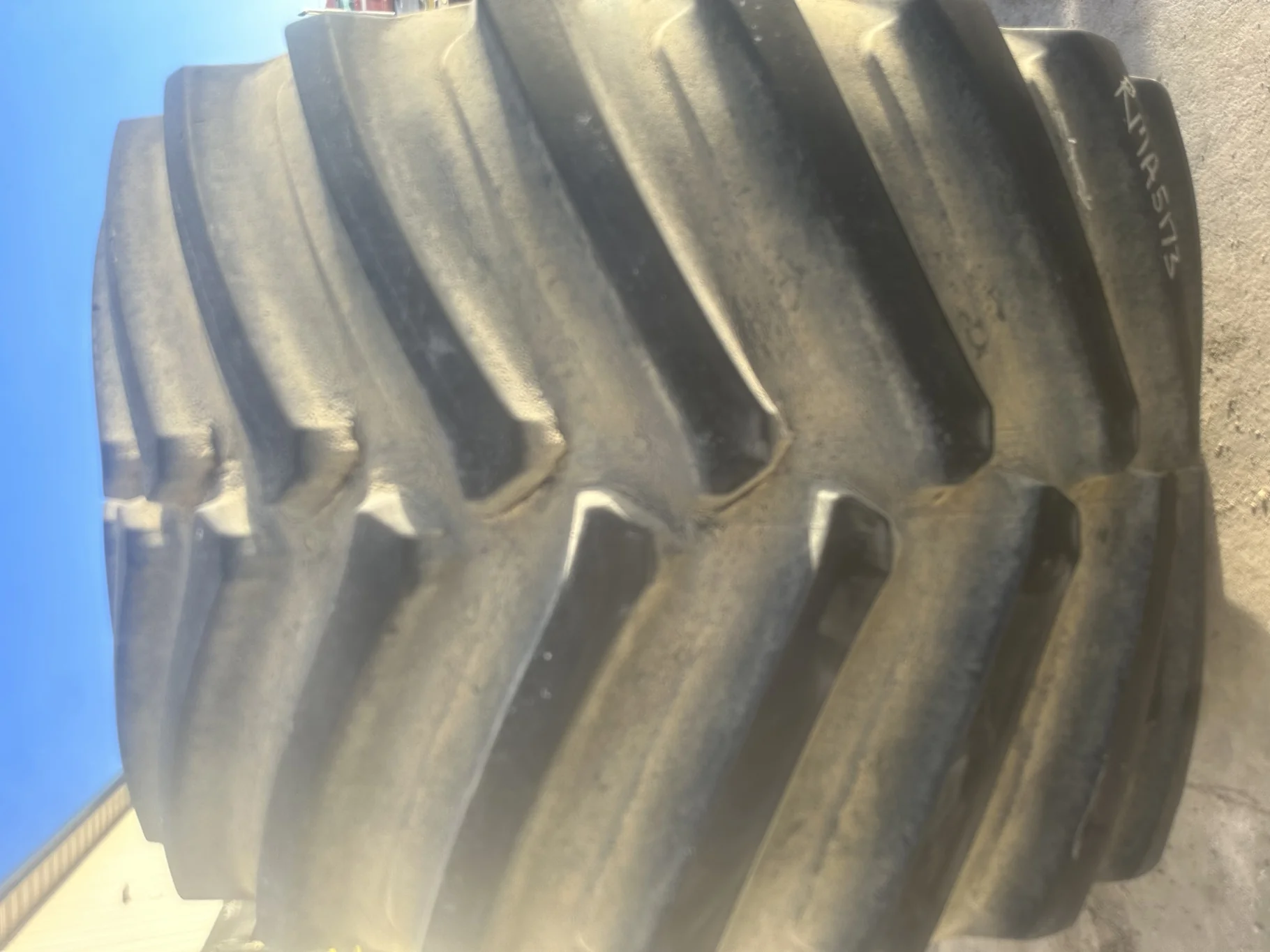 Used IF1250/50R32 CFO Firestone Radial Deep Tread 23 R-1W (201B) TL 90% on a 44 x 32 JD Yello image 4