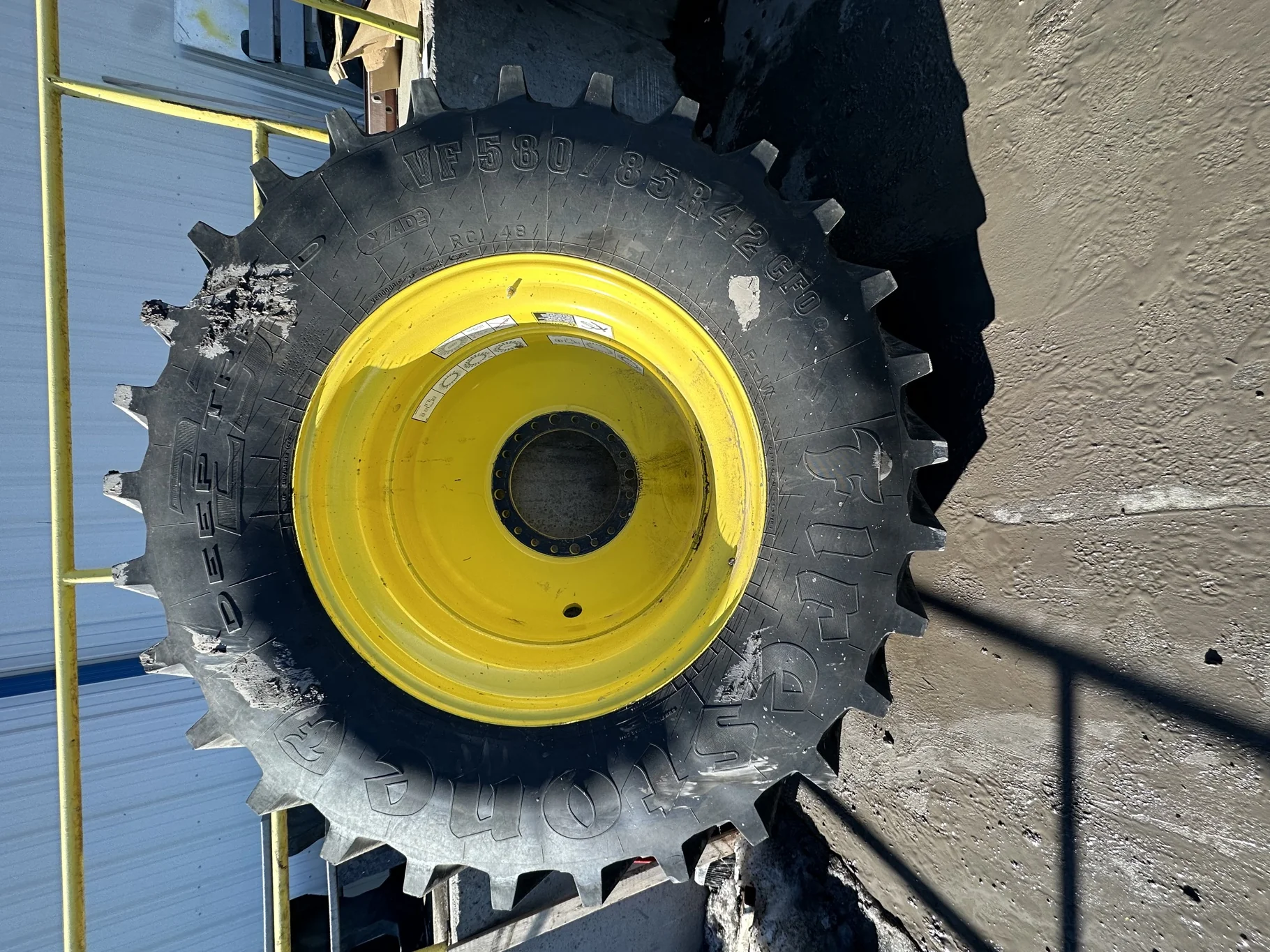 Used VF580/85R42 CFO Firestone Radial Deep Tread 23 R-1W 178B TL 95% on a 18 X 42 XE Series  JD image 2