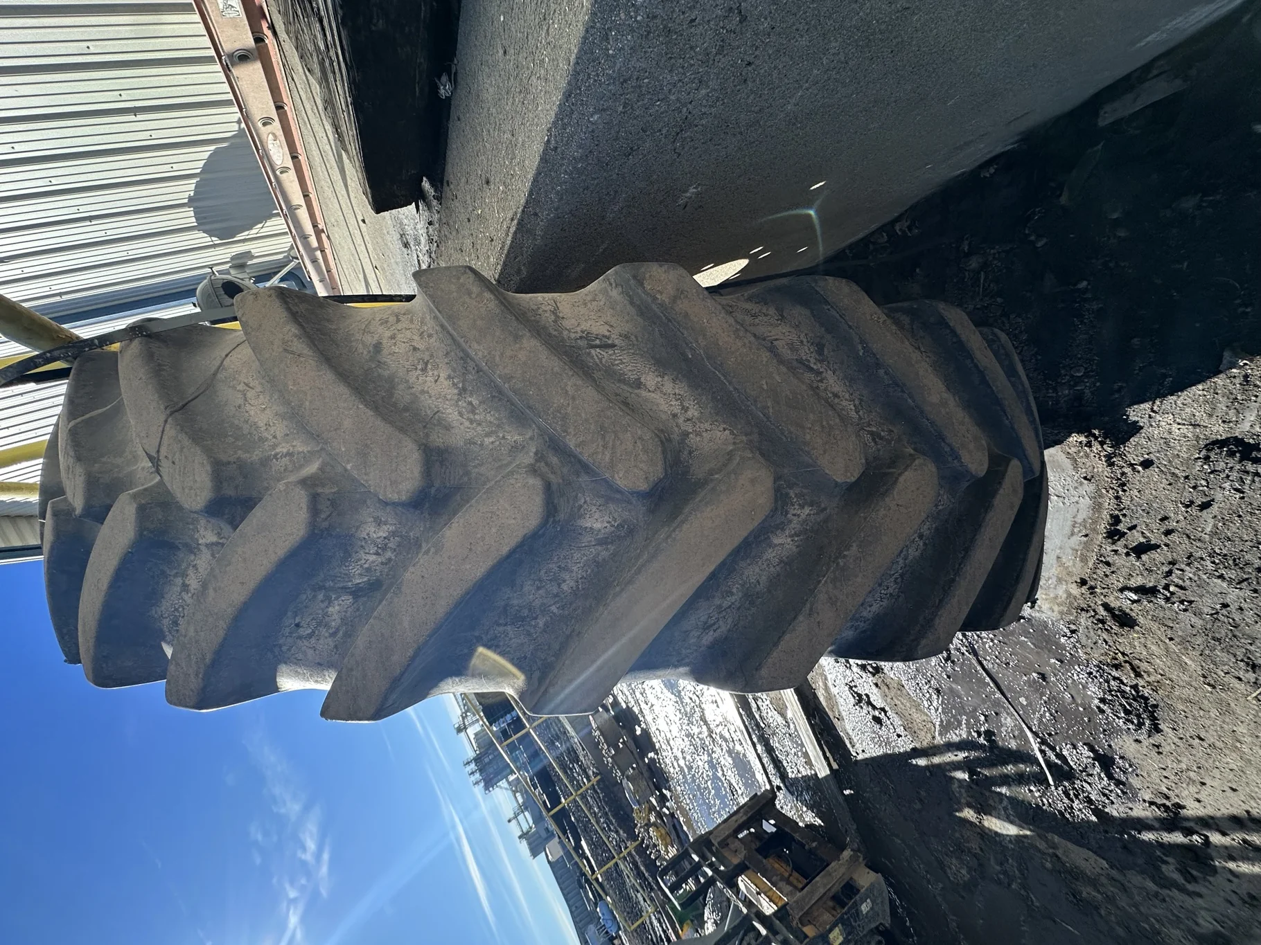 Used VF480/80R50 179D Michelin SprayBib R-1W TL 85% On 15 x 50 JD Yellow 10 Bolt .906 Dual Wheel image 3